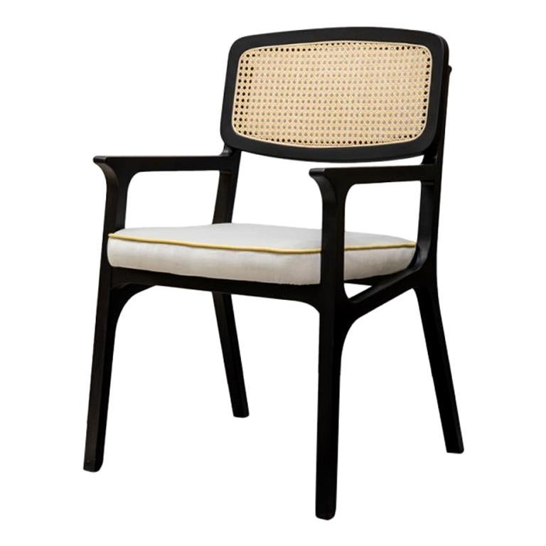 Laccato Sedia da pranzo Karl con braccioli in Wood Wood e tappezzeria New in vendita