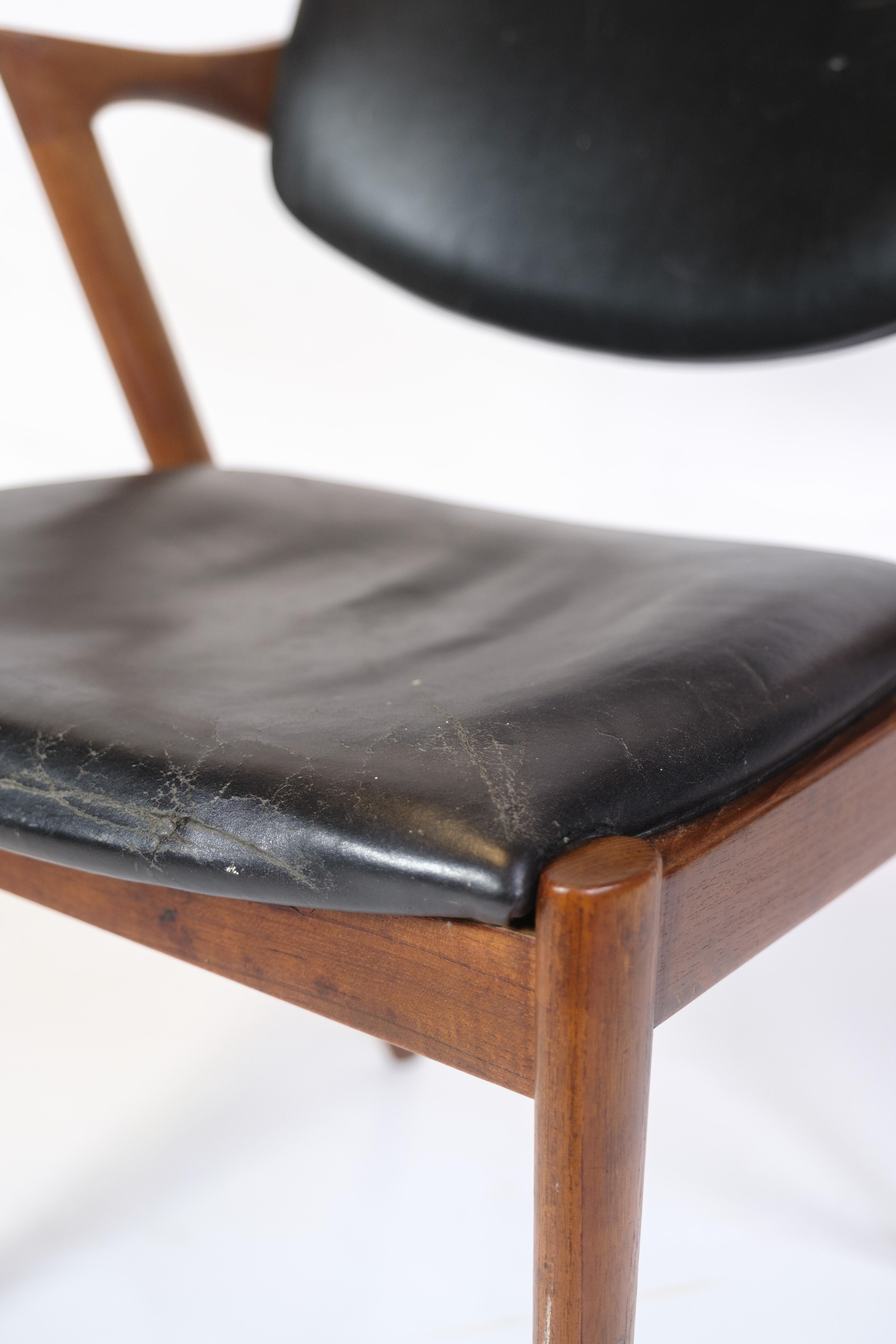 Il modello 42 è una sedia da pranzo disegnata da Kai Kristiansen e prodotta da Schou Andersen negli anni Sessanta. La sedia è realizzata in teak massiccio con pelle nera all'anilina e presenta un caratteristico schienale inclinabile che combina il