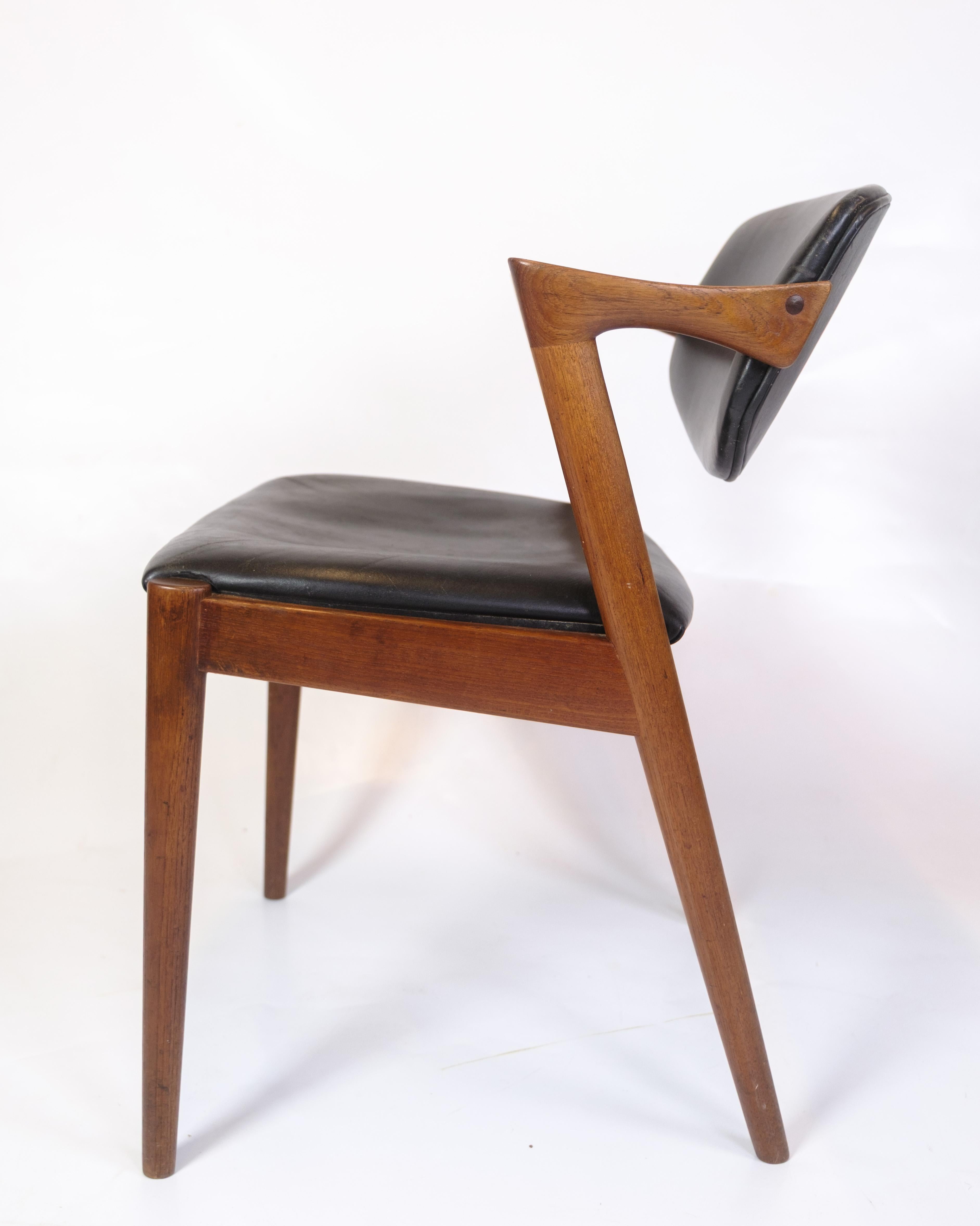Mid-Century moderno Sedia da pranzo modello 42 in teak e pelle nera di Kai Kristiansen degli anni '60 in vendita