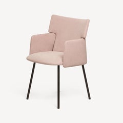 Sedia da pranzo Motto con braccioli di WOO per spazi abitativi e da pranzo minimalisti