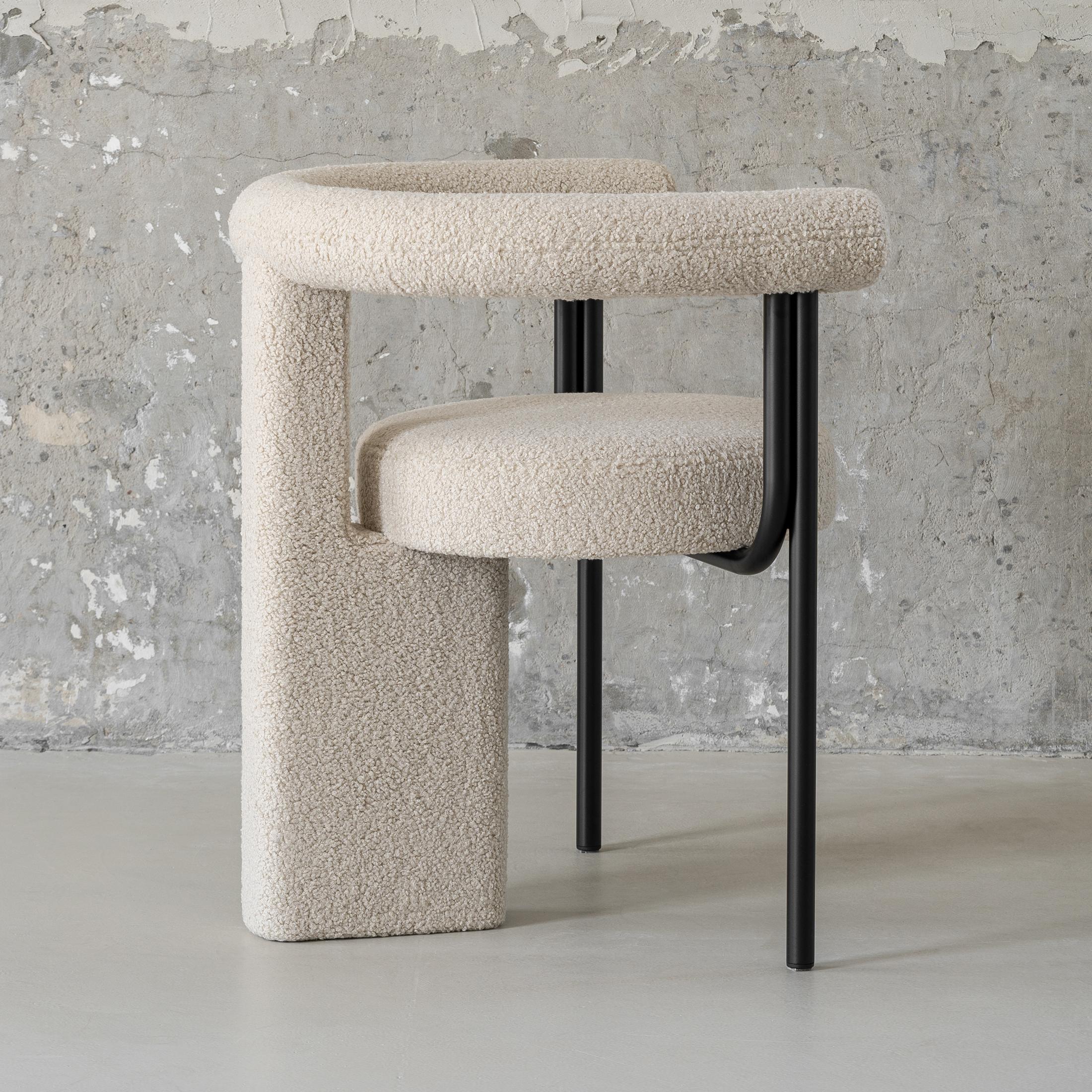 Dining chair Balance ti invita a sperimentare l'equilibrio che tutti noi cerchiamo nella vita.
Questa sedia di design trae ispirazione dall'arte del bilanciamento delle rocce, dove le pietre naturali vengono accuratamente impilate in colonne di