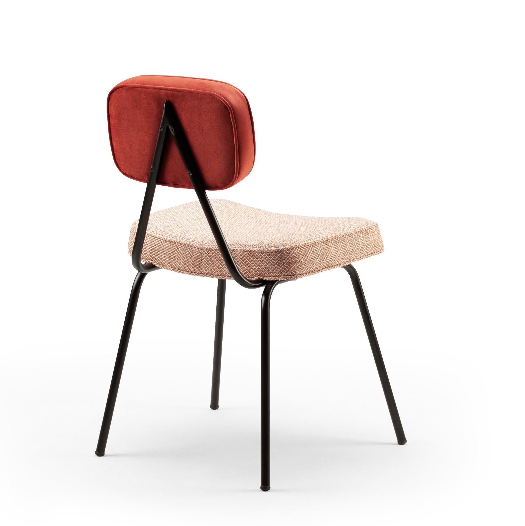 Un set di due sedie da pranzo State: 

Imbottitura dei sedili e dello schienale COM 
Tubi a conchiglia lisci e facili da pulire 
Struttura in metallo laccato


Un pezzo elegante e leggero, comodo e versatile, con rivestimento in velluto (diverse