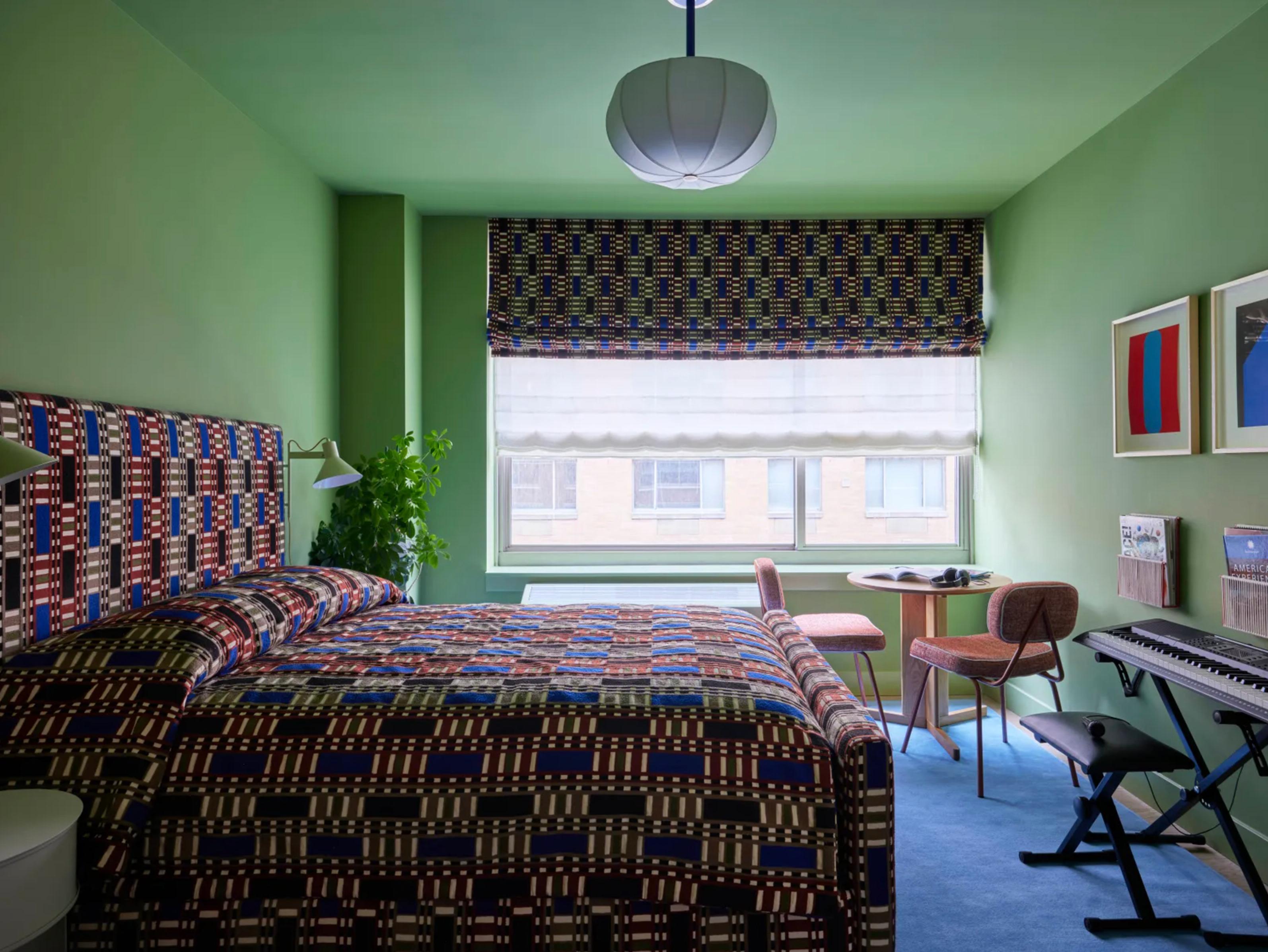 State Esszimmerstuhl, Nachttisch mit lackiertem Metall (21. Jahrhundert und zeitgenössisch) im Angebot
