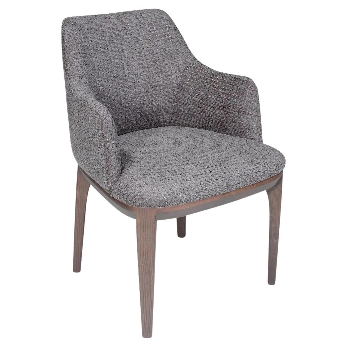 Esta silla de comedor es una clase magistral de elegancia minimalista, con un diseño sofisticado y a medida que realza al instante cualquier interior. Sus líneas limpias y su estética refinada la convierten en una solución de asiento