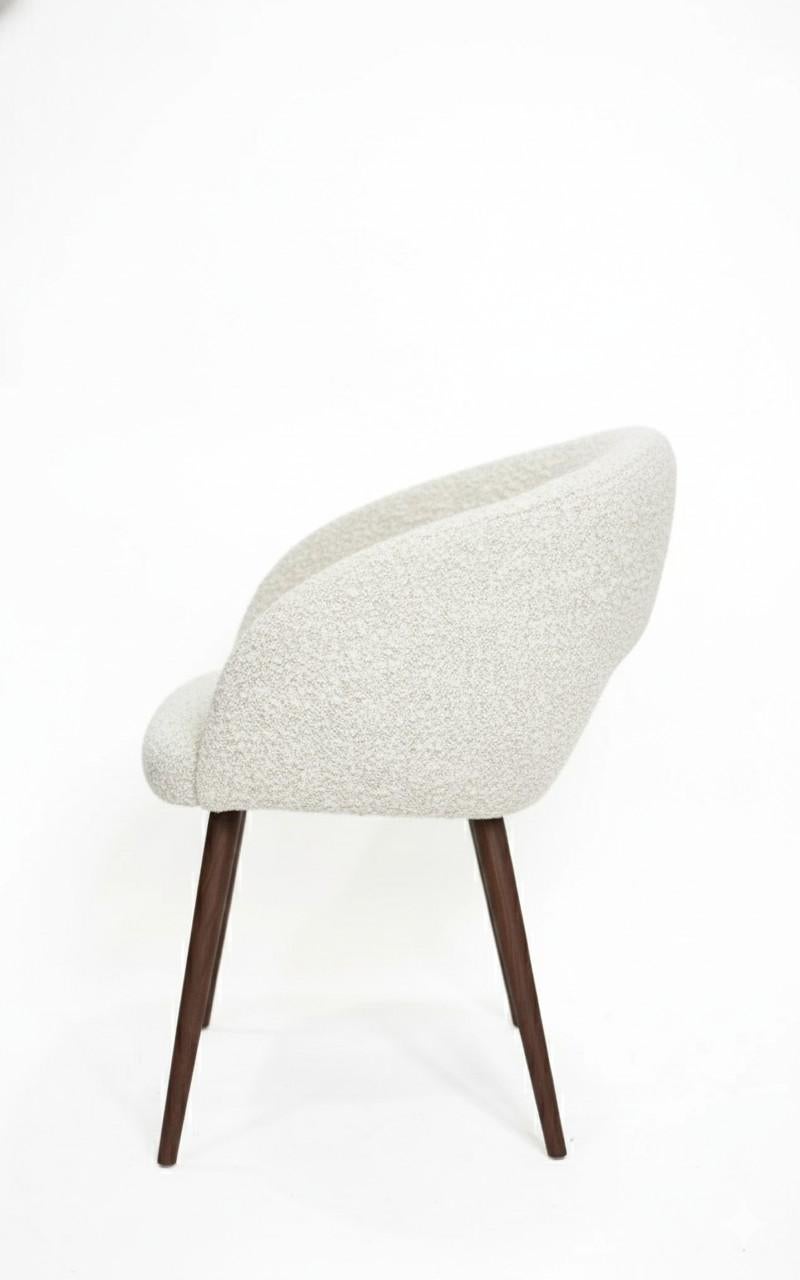 Silla de Comedor con Silueta Femenina en Bouclé y Patas de Nogal By Jose' Castro en venta 1
