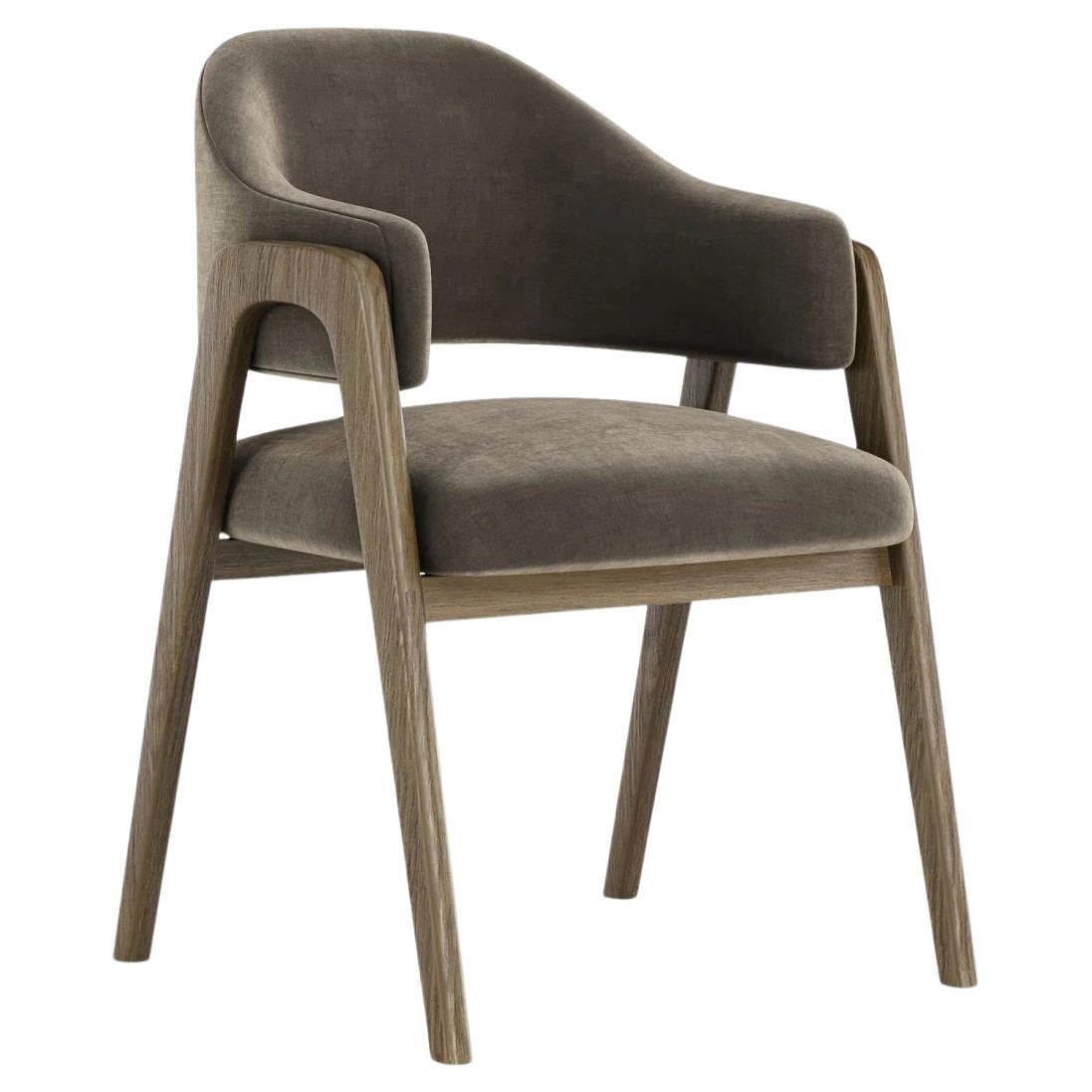 Chaise de salle à manger avec un cadre en bois sculptural et une assise et un dossier rembourrés