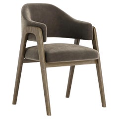 Chaise de salle à manger avec un cadre en bois sculptural et une assise et un dossier rembourrés