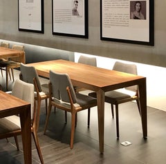 Sedie da pranzo personalizzabili in noce con tessuto beige chiaro, set di due, linea a fessura