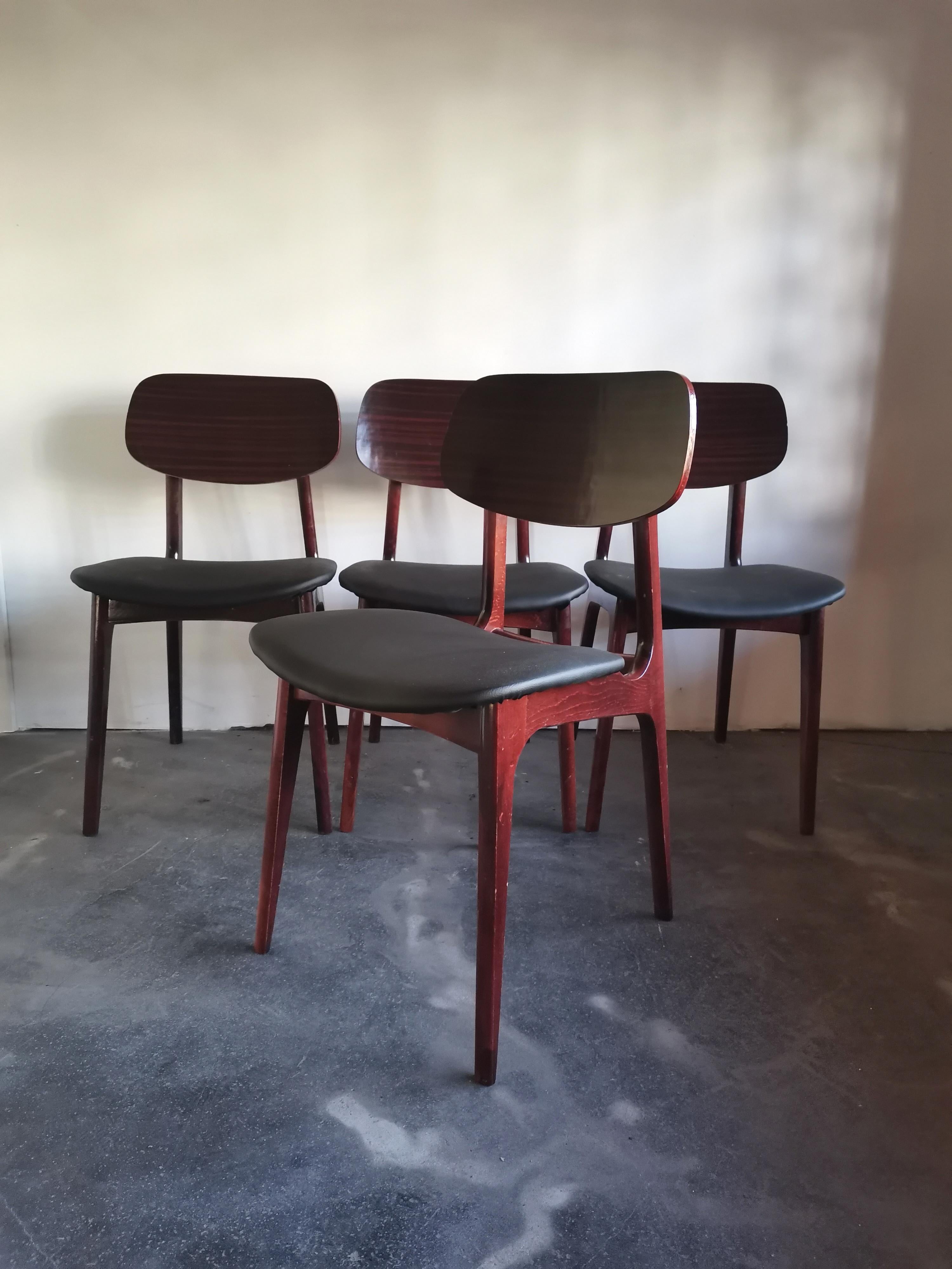 Sedie da pranzo anni '70

Design eccezionale con nuovi sedili imbottiti in ecopelle nera.

Patina vintage di colore rossastro.