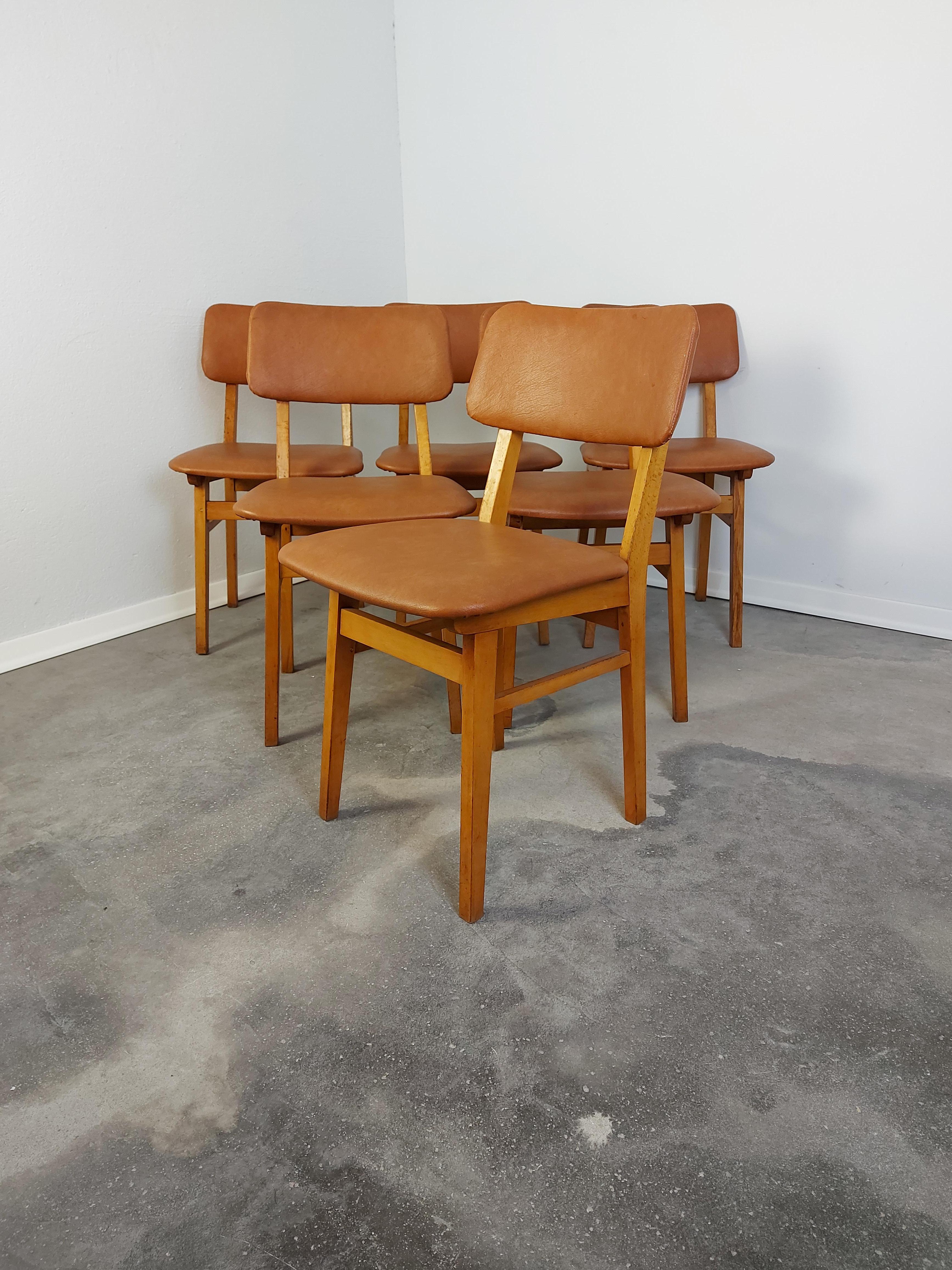 Dininig chair
Period: 1970s
Manufacturer : Javor Pivka, Slovenia/Yugoslavia
Style: Midcentury Modern
Materials : Wood, Plywood, Faux Leather
Colour: Wood, Brown
Condition: Very Good Vintage Condition, signs of age and use.