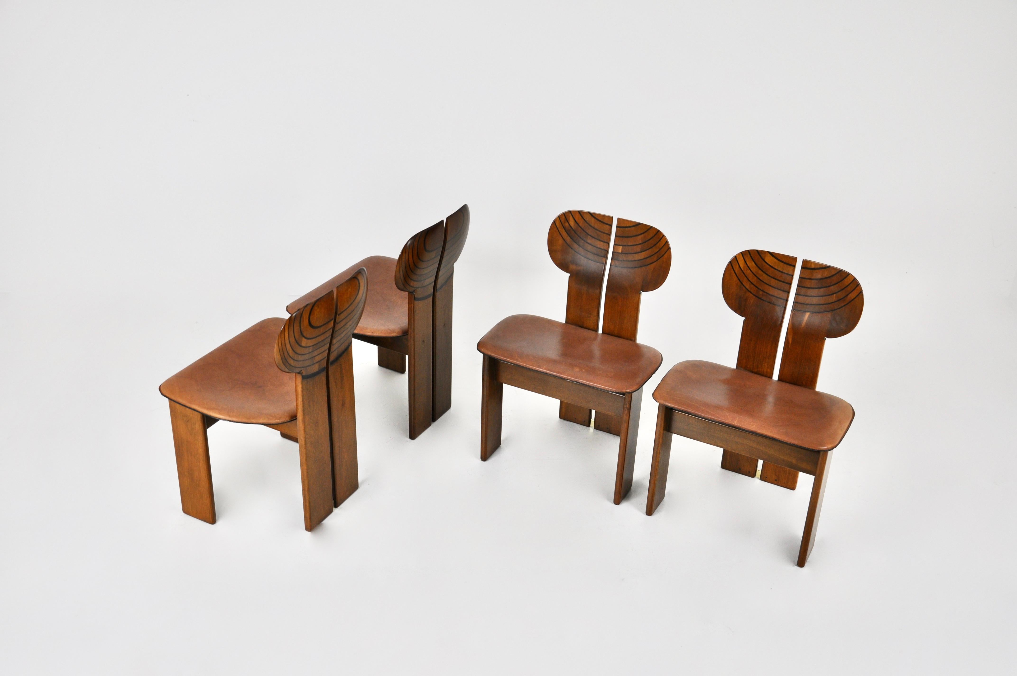 Set di 4 sedie Africa in legno e pelle marrone di Afra & Tobia Scarpa . Timbrato. Altezza della seduta: 45 cm. Timbrato. Usura dovuta al tempo e all'età delle sedie.
PER LA SPEDIZIONE, RICHIEDICI DI RICEVERE IL MIGLIOR PREZZO