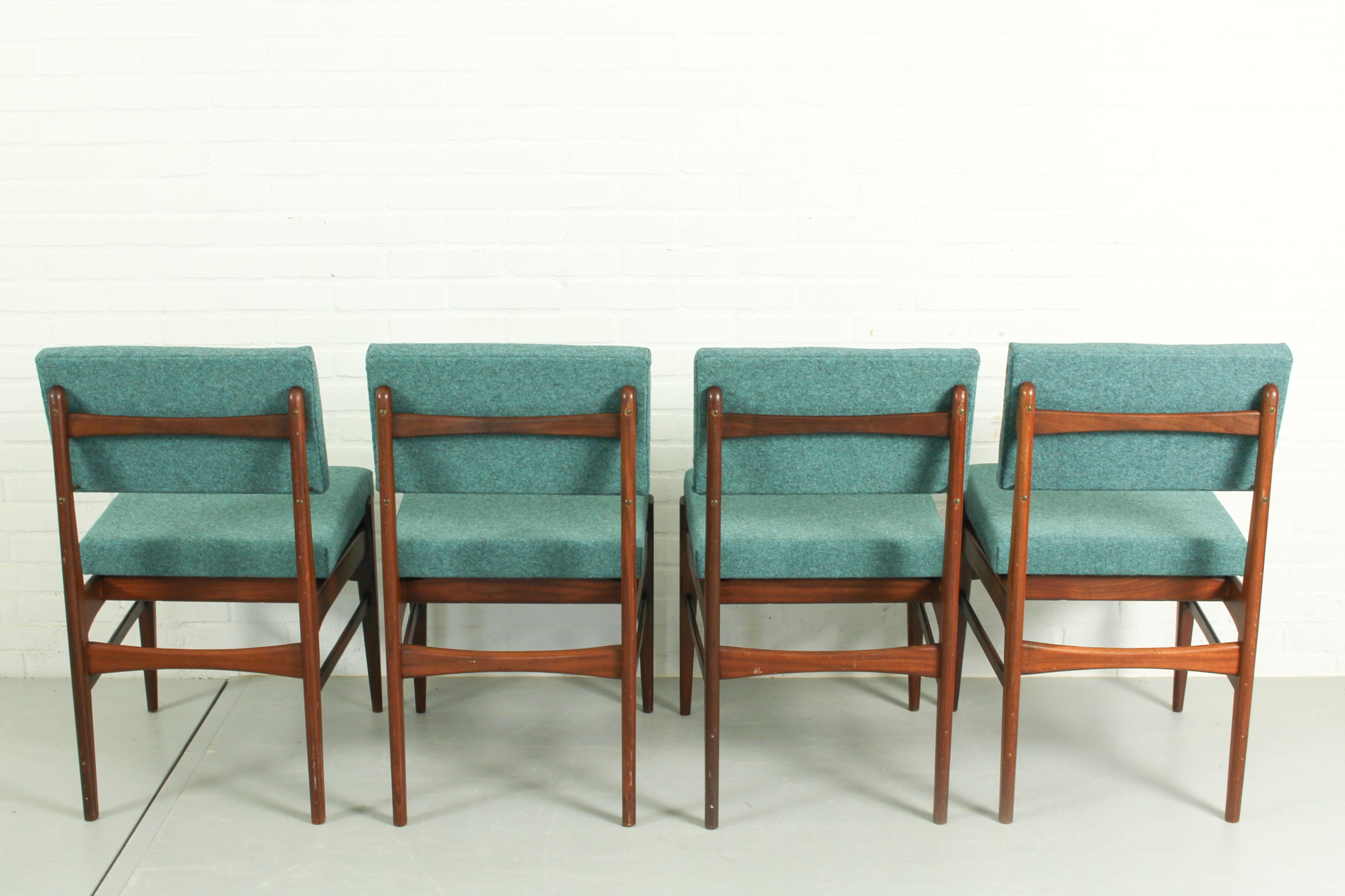 Dining chairs and Dining Table by Louis van Teeffelen for Wébé, The Netherlands  In Good Condition For Sale In Appeltern, Gelderland