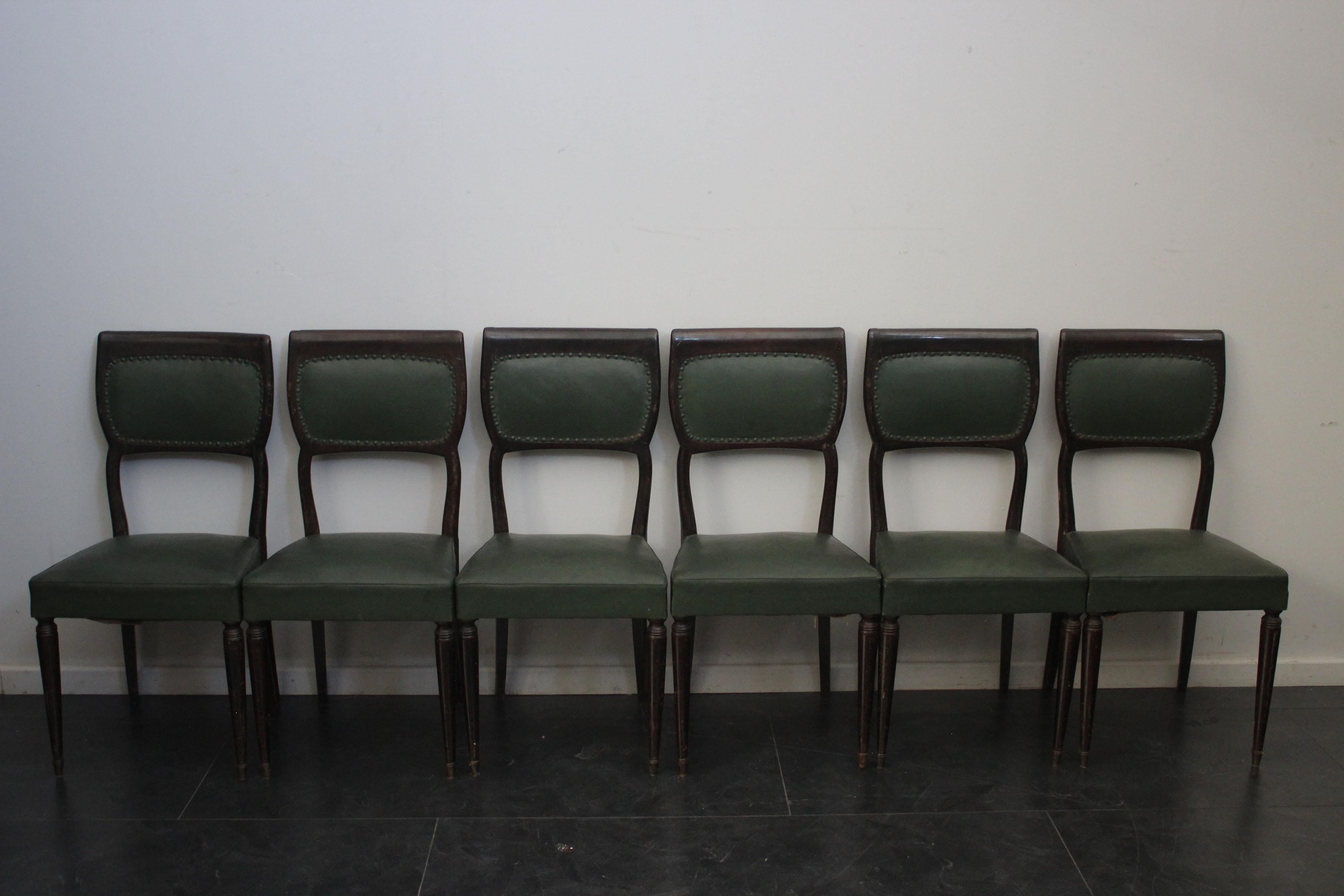 Set of six chairs attributed to Vittorio Dassi, 1950s. Ebonized beech structure, green leatherette seat and backrest, brass tips.
Piece attributed to the above designer. It has no hallmark or proof of authenticity, but is documented in design