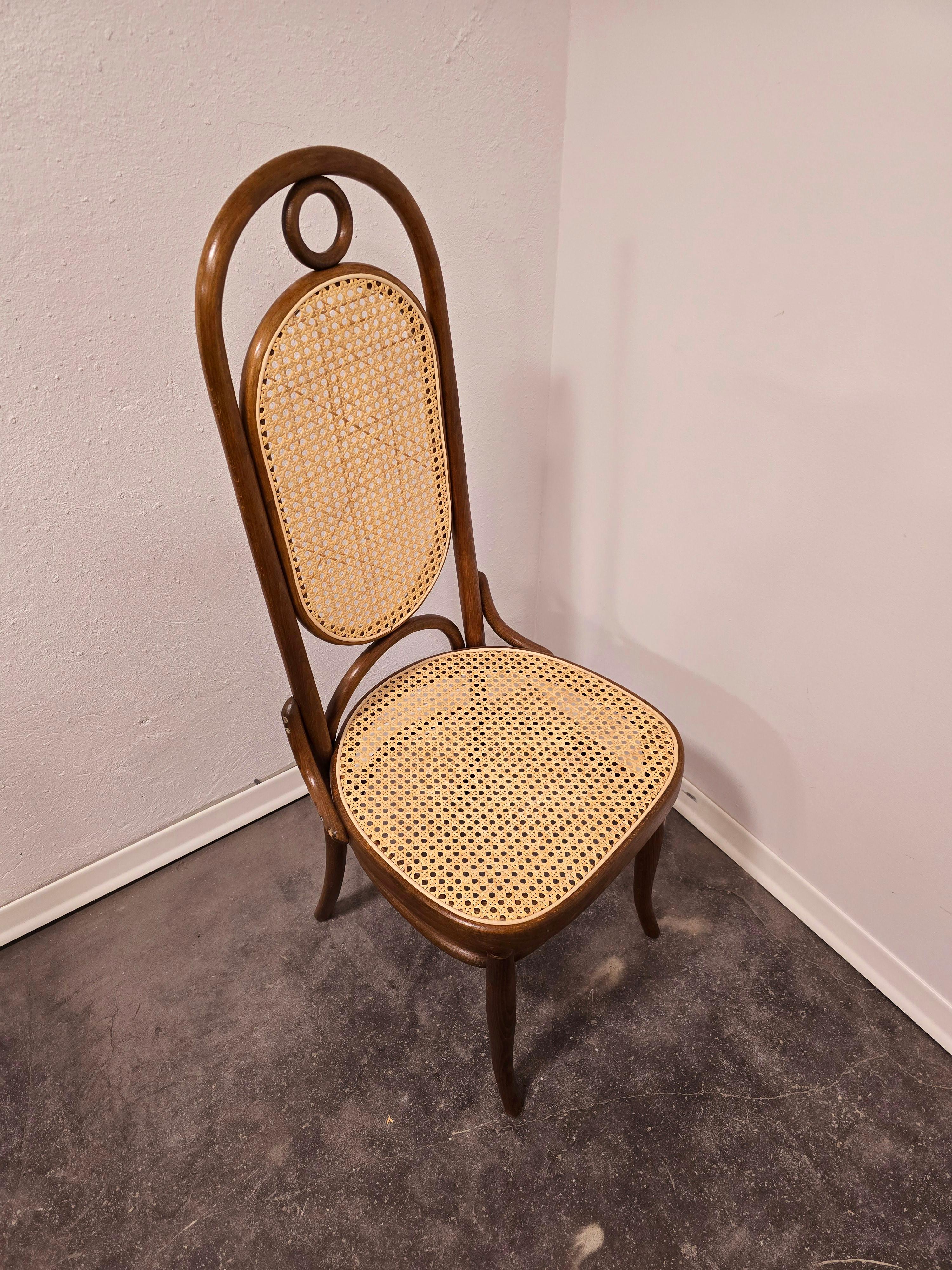 Bugholzstühle mit Rohrrücken N. 17.

Zeitraum: 1960s

MATERIALIEN: Bugholz, Schilfrohr

Farbe: helles Holz.

Zustand: Vollständig restauriert. Neuer Rohrstock und farbig.