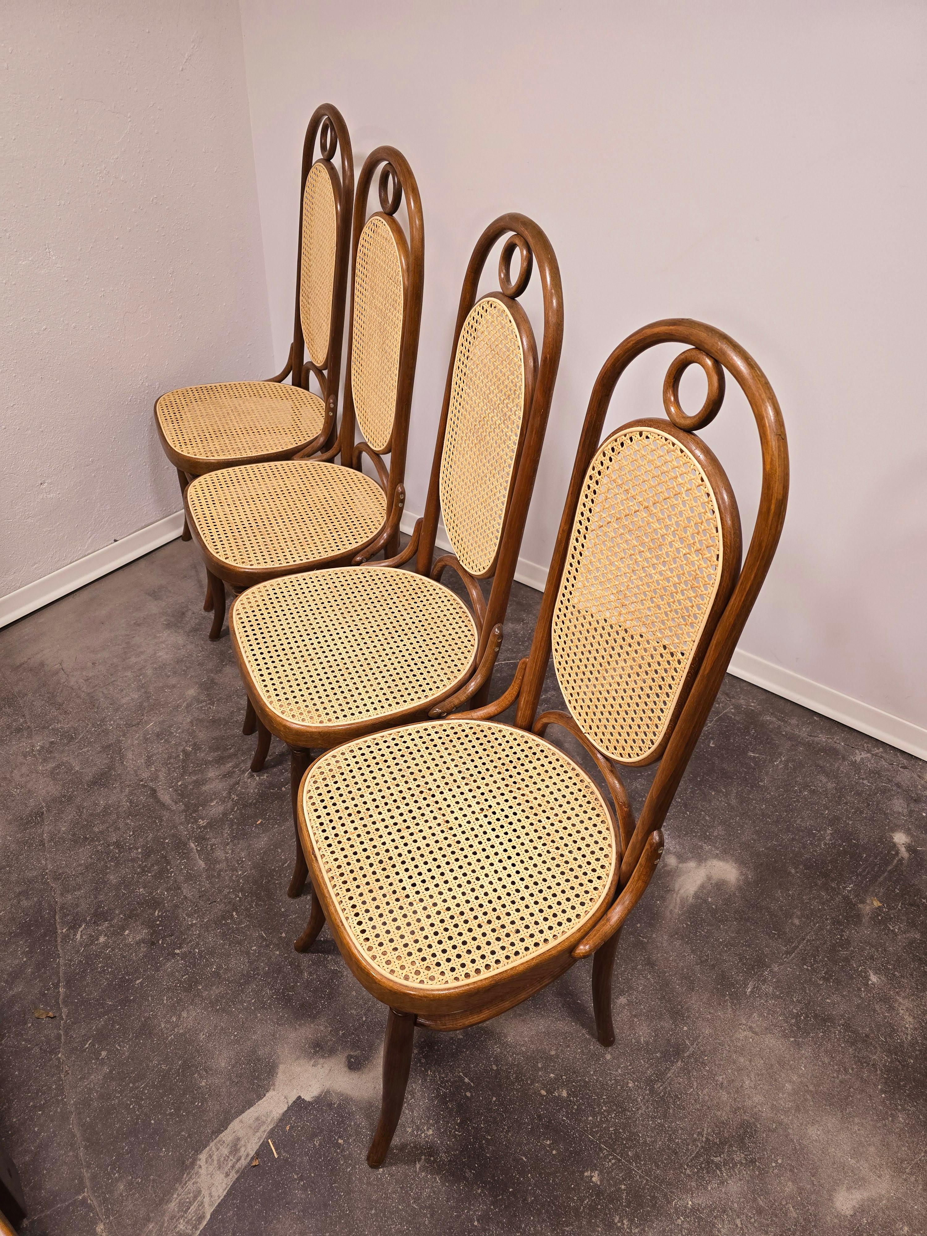 Bugholzstühle mit Rohrrücken N. 17.

Zeitraum: 1960s

MATERIALIEN: Bugholz, Schilfrohr

Farbe: helles Holz.

Zustand: Die Stühle wurden vollständig restauriert.

Der Preis gilt für einen Stuhl.