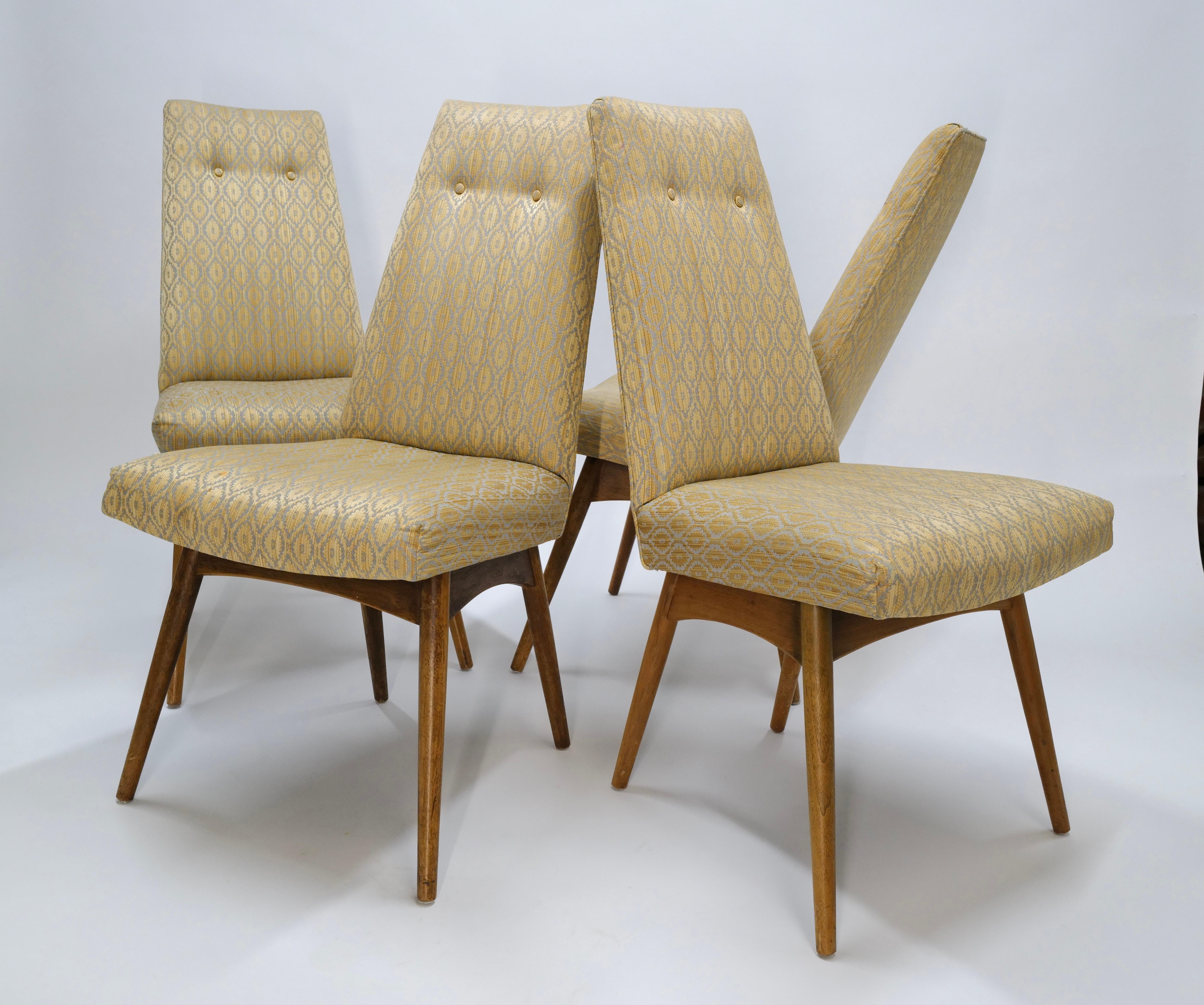 Voici un ensemble de quatre chaises de salle à manger Adrian Pearsall, un mélange intemporel d'élégance du milieu du siècle et de sophistication moderne. Conçues avec des lignes épurées et une construction robuste, ces chaises sont à la fois