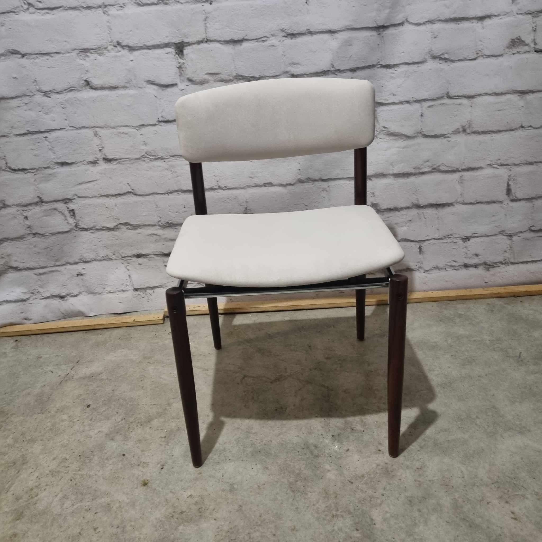 Beautiful dining chairs this set of 4.
Rosewood legs with chrome fittings in good condition. Designed by C Denekamp for Thereca in 1960. Sold in Netherlands by a company called TopForm. The chairs have been renovated, they received a new filling and