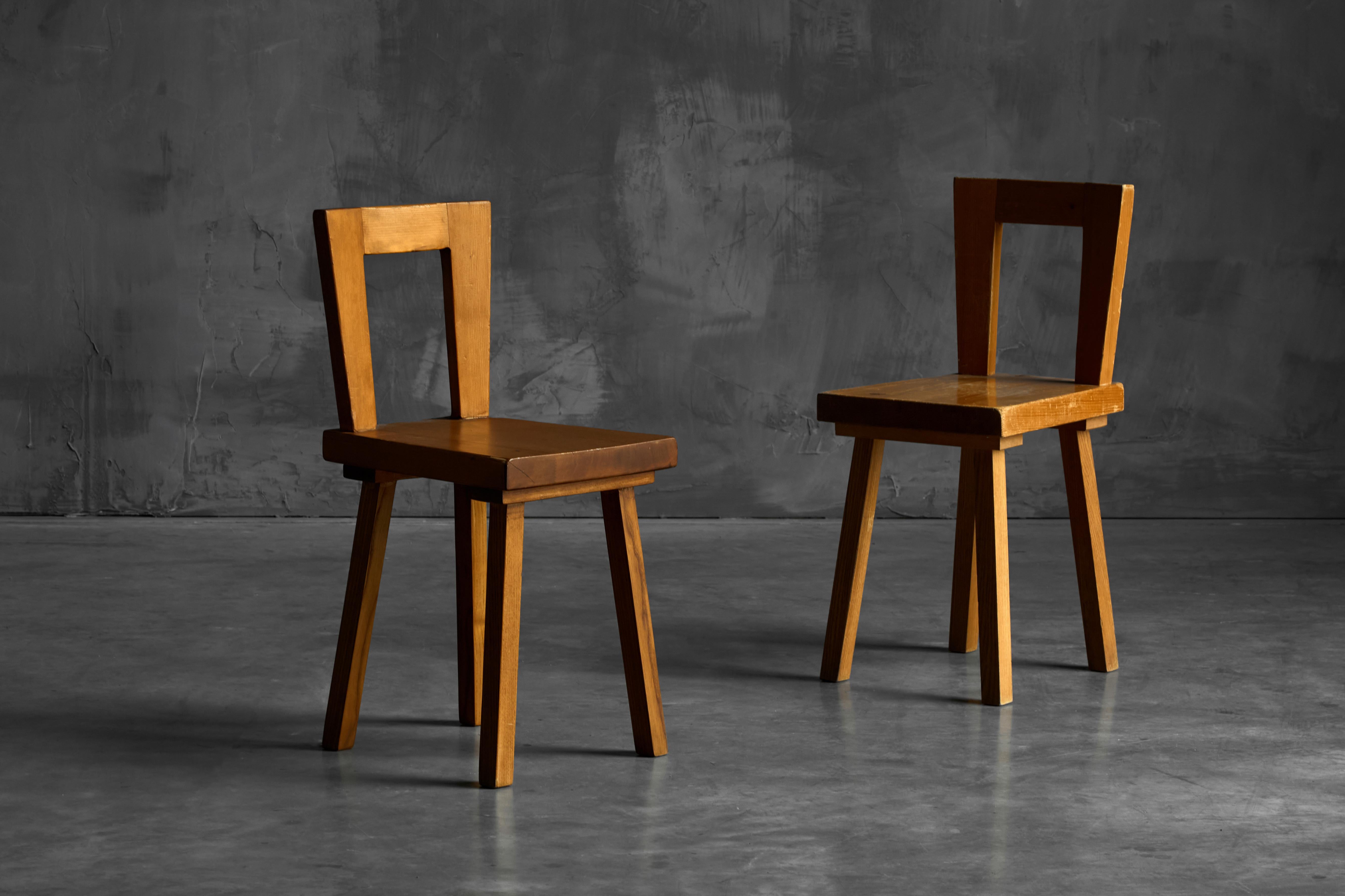 Chaises de salle à manger conçues par Charlotte Perriand, fabriquées pour l'intérieur de l'emblématique hôtel Les Arcs dans les Alpes françaises dans les années 1960. Ces chaises rares incarnent la sophistication épurée caractéristique de la période