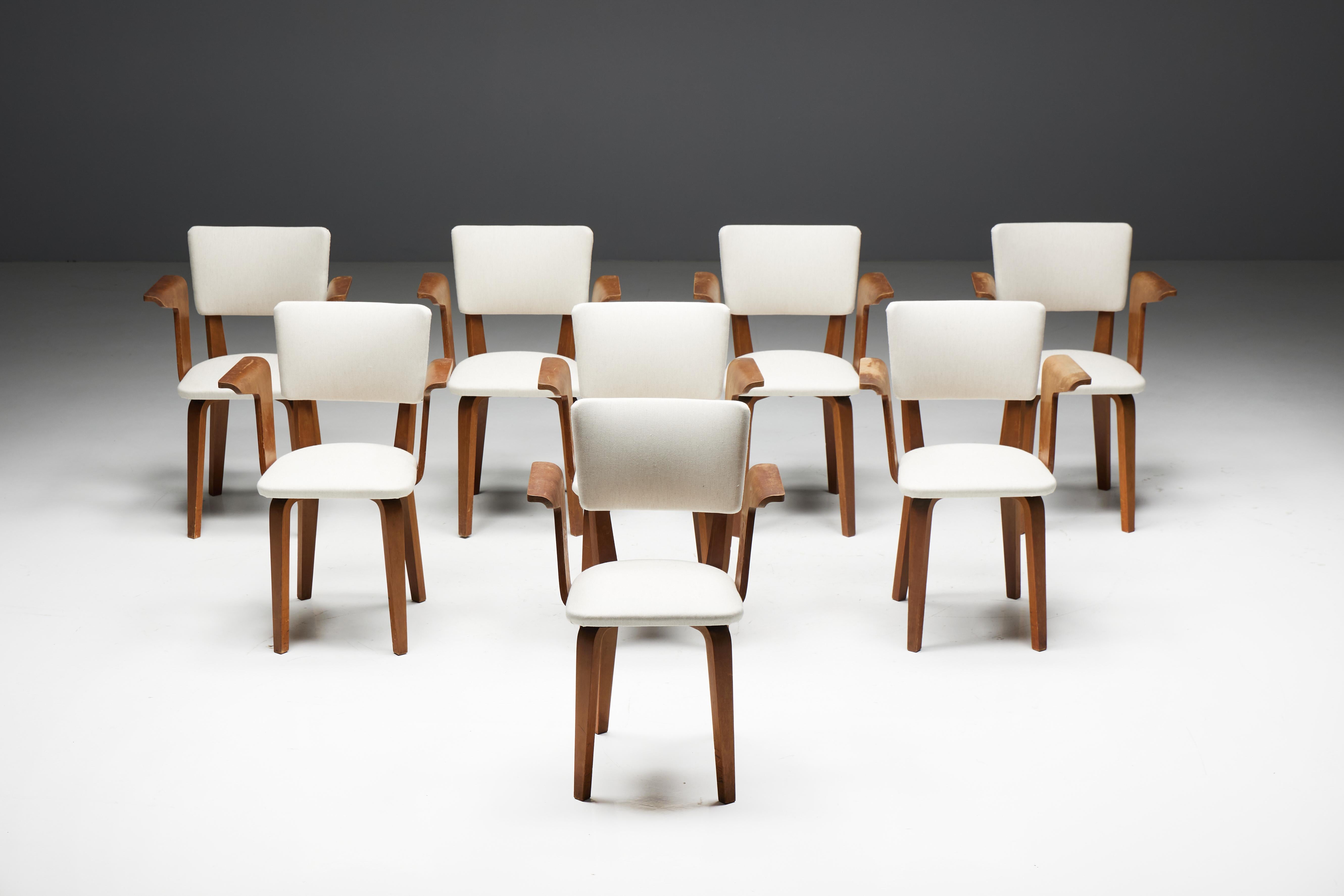 Fauteuils en contreplaqué au design hollandais du milieu du siècle, réalisés par COR/One pour Gouda den Boer, rappelant le célèbre style de Cees Braakman pour Pastoe. Fabriquées aux Pays-Bas vers 1950, ces chaises incarnent l'esprit du design de