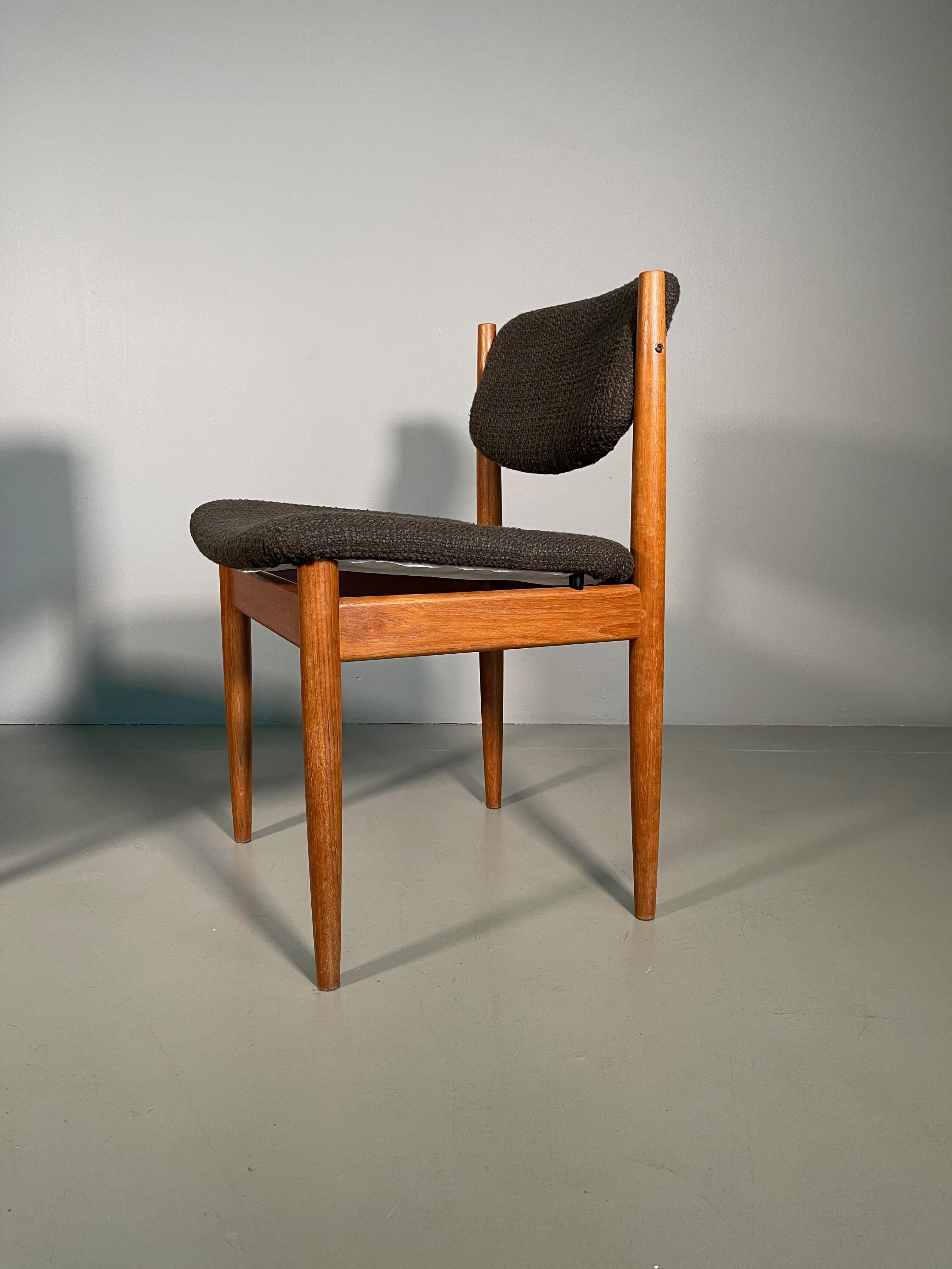 Dining Chairs by Finn Juhl for France & Søn, 1960s, Set of 4 In Excellent Condition For Sale In Rovereta, SM