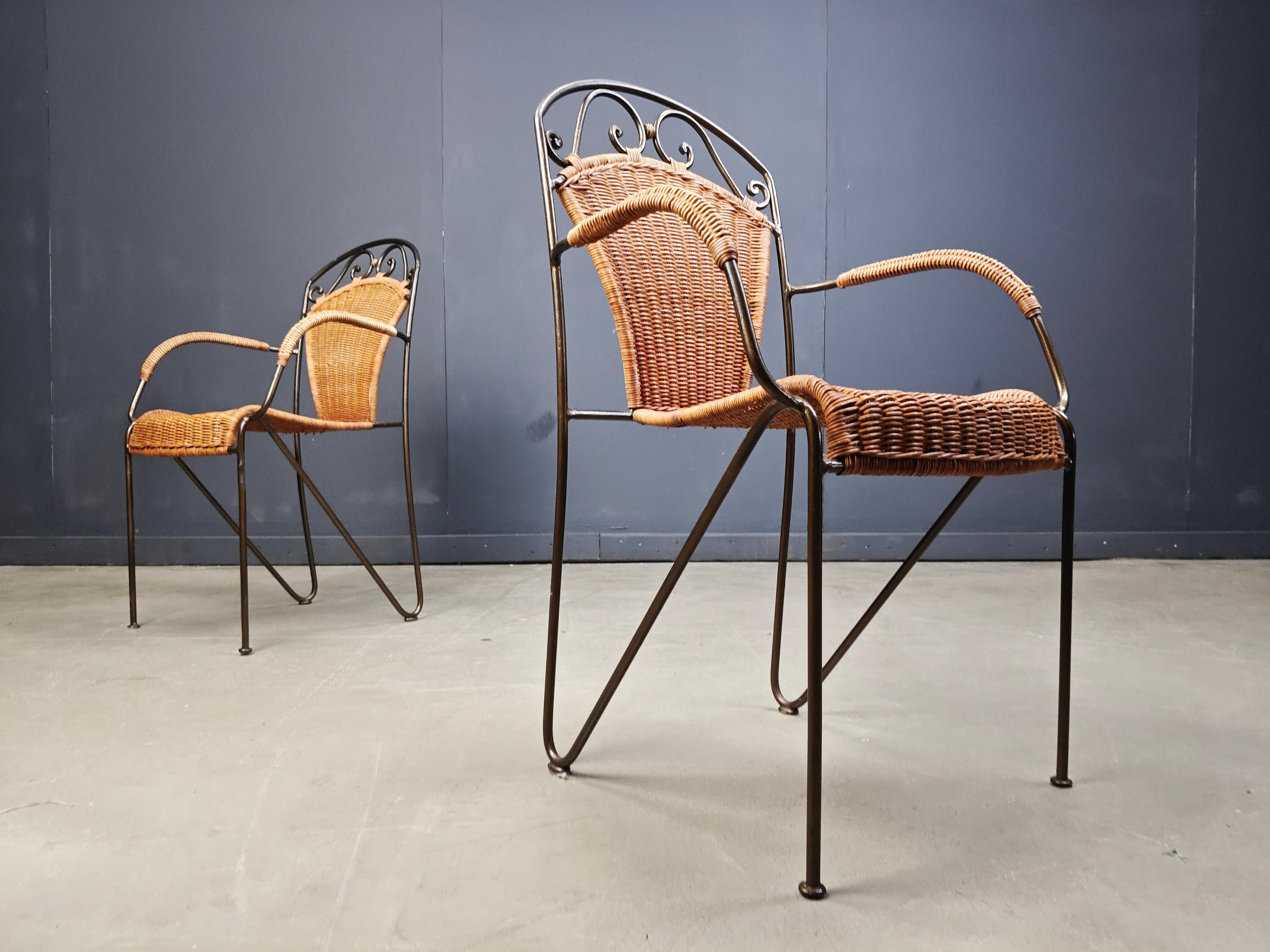 Sedie da bistrot/pranzo d'epoca in ferro battuto e vimini disegnate da Frederick Weinberg.

Elegante struttura in ferro battuto con seduta in vimini curvilineo.

Sedie molto robuste, adatte all'uso in casa e all'esterno.

Le sedie sono