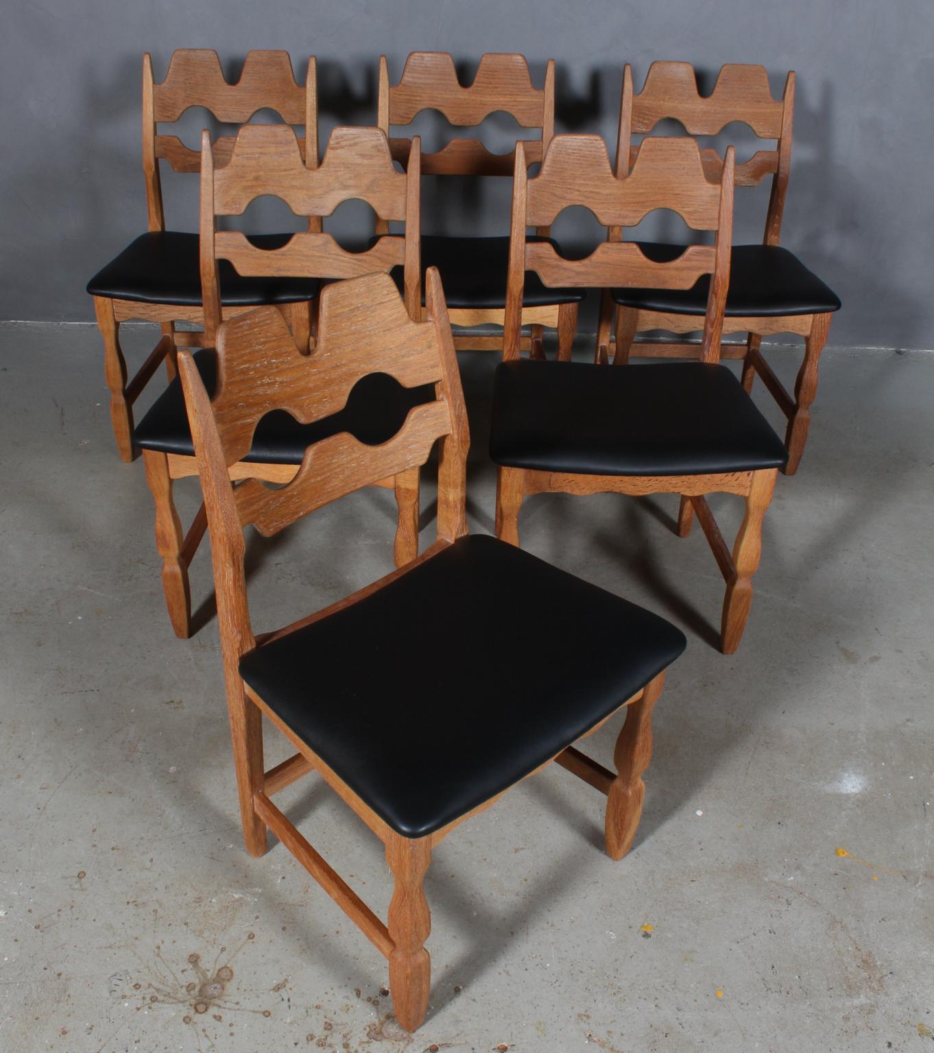 Set of six striking dining chairs by Henning Kjærnulf, made of oak and new upholstered with black aniline leather. 

Refreshing design with bold Baroque coming together nicely with Midcentury modernism.

Model: Razorblade

Made by EG møbler in