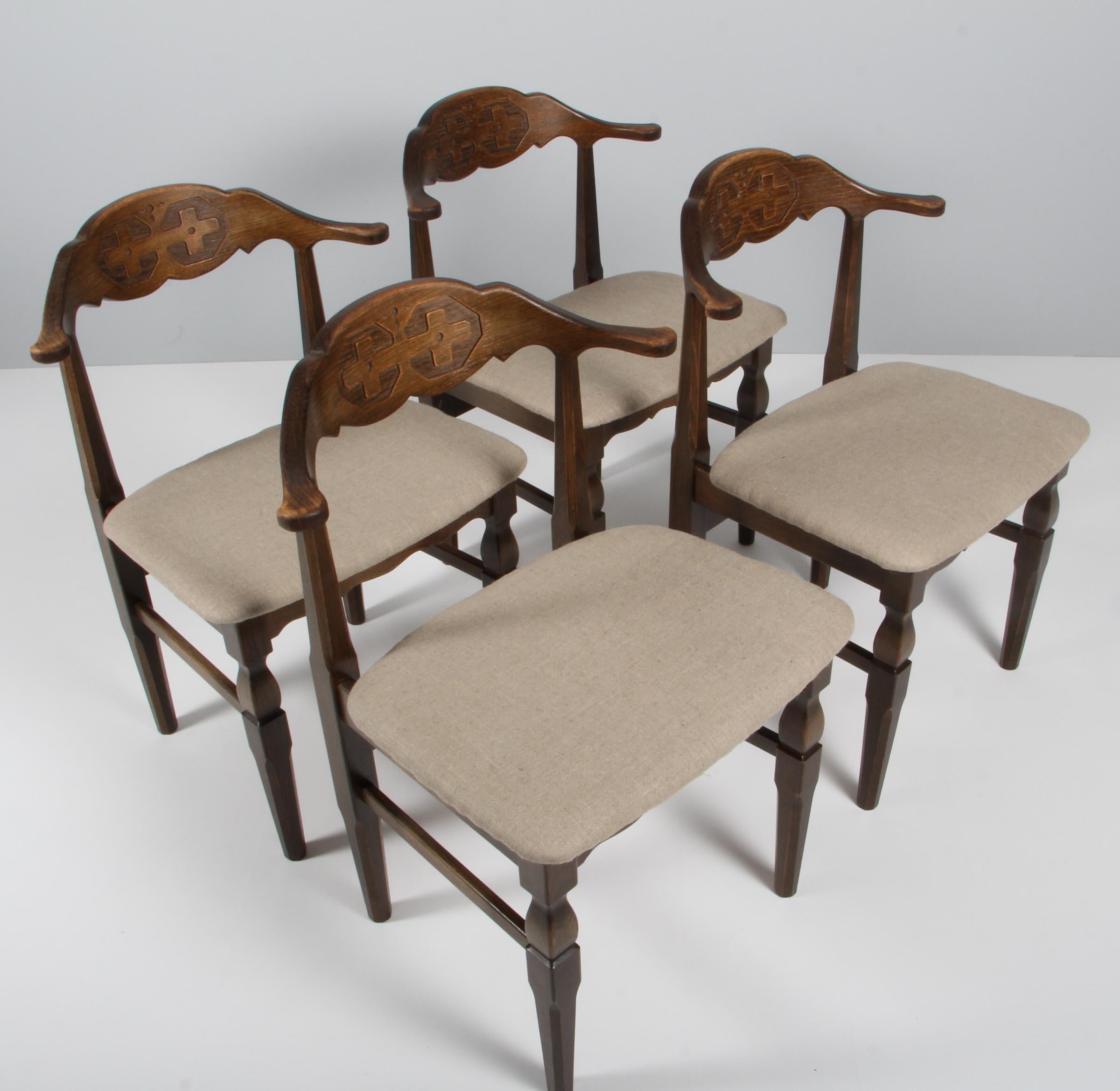Ensemble de remarquables chaises de salle à manger par Henning Kjærnulf, en chêne teinté et nouvellement tapissées de toile. 

Un design rafraîchissant où le baroque audacieux se marie bien avec le modernisme du milieu du siècle.

Modèle : dans