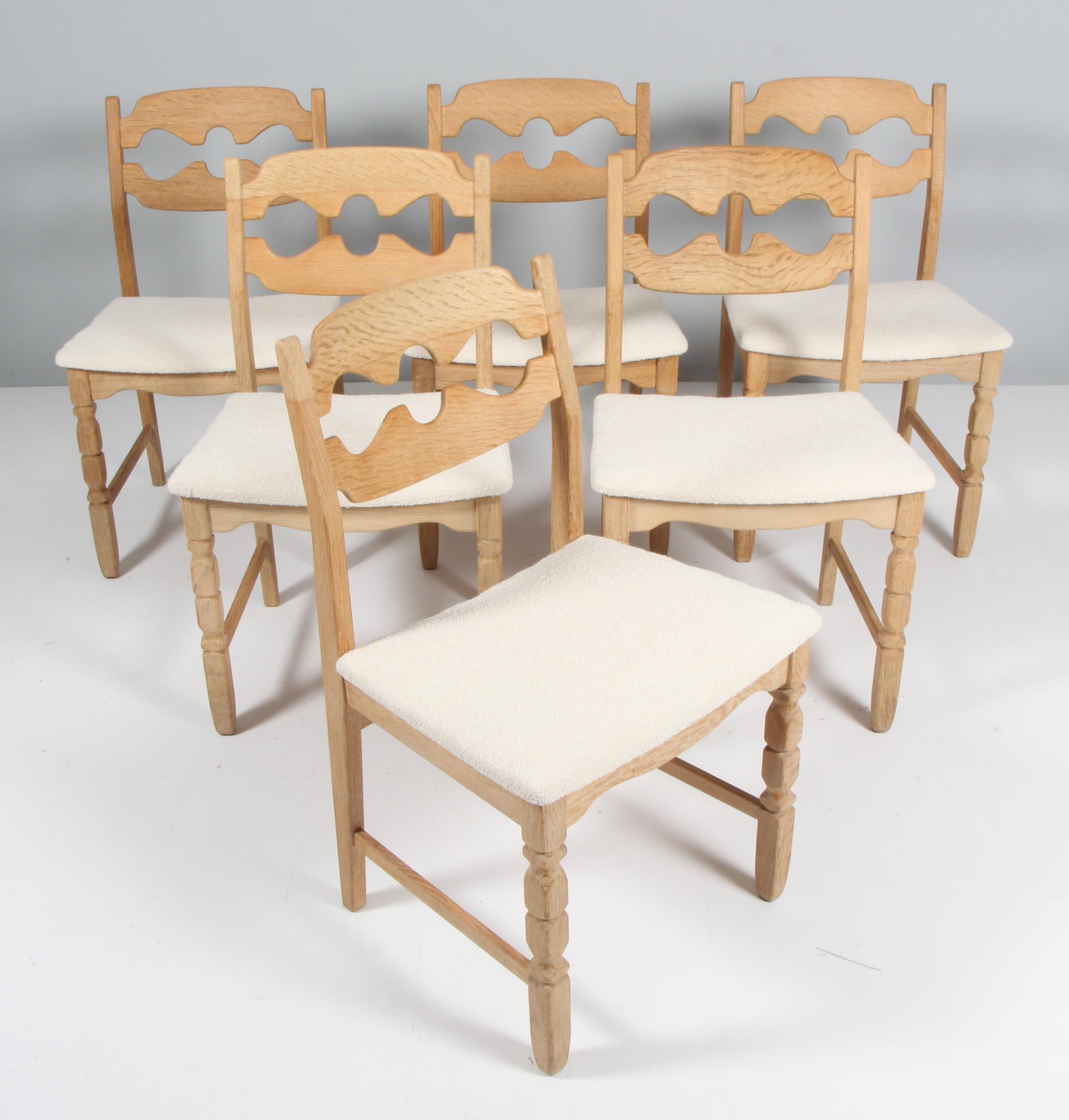 Set of striking dining chairs by Henning Kjærnulf, made of oak and new upholstered with bouclé.

Refreshing design with bold Baroque coming together nicely with Mid-Century Modernism.

Model: Razorblade

Made by EG Møbler in the 1960s-1970s.