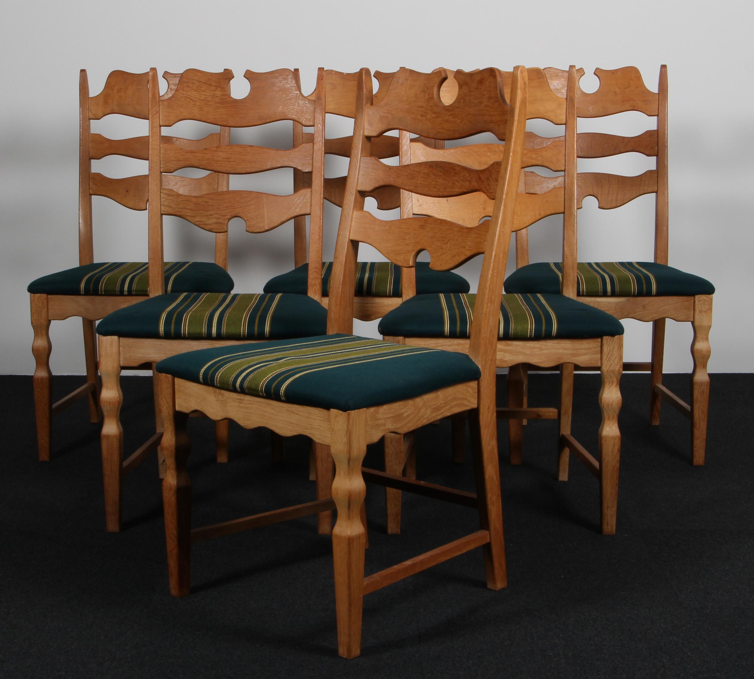 Esszimmerstuhlset von Henning Kjærnulf, aus Eiche und Originalpolsterung

Erfrischendes Design mit kühnem Barock, das sich gut mit dem Mid-Century Modernism verbindet.

Modell: Razorblade

Hergestellt von EG Møbler in den 1960er-1970er