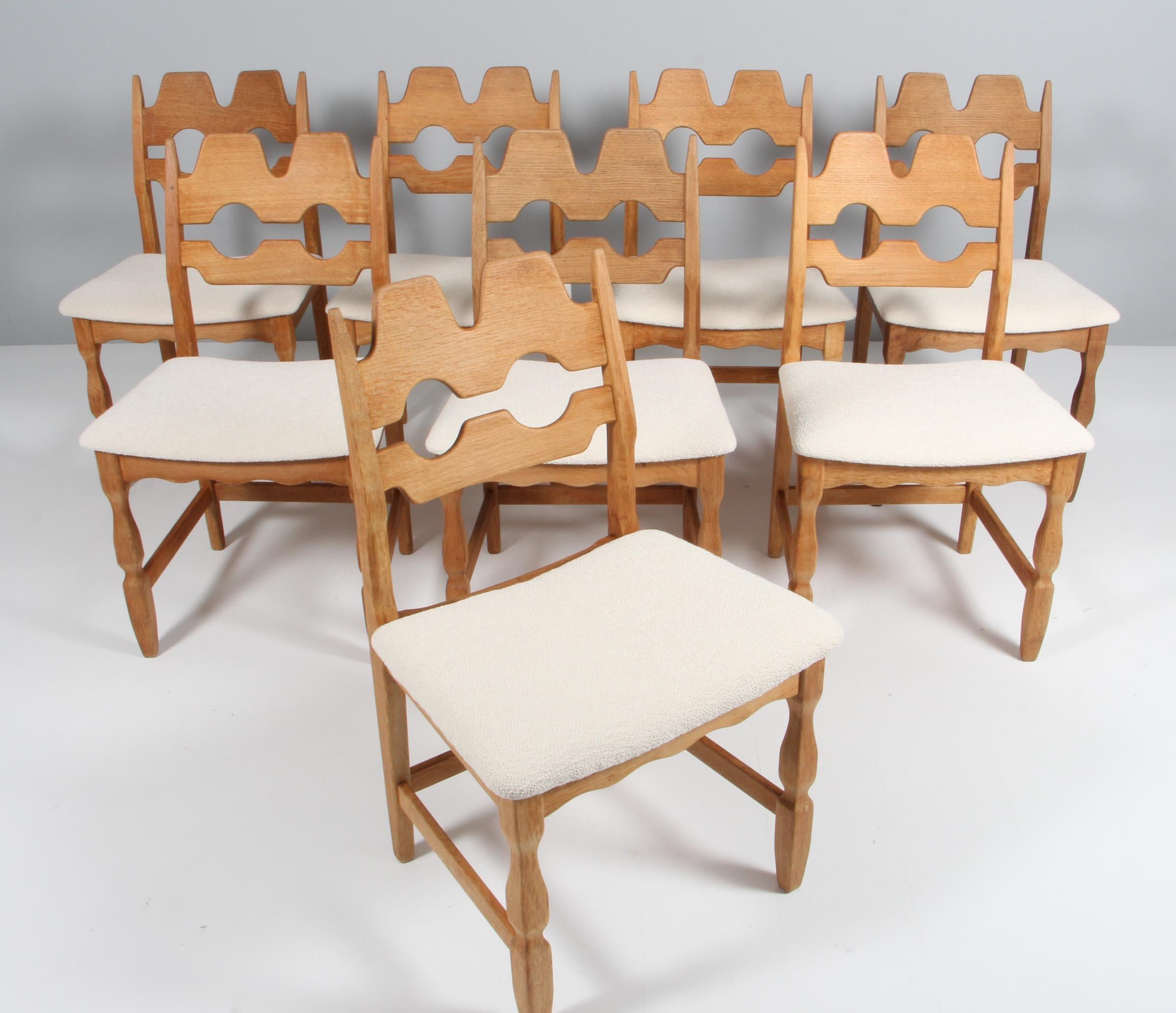 Set of striking dining chairs by Henning Kjærnulf, made of oak and new upholstered with boucle fabric.

Refreshing design with bold Baroque coming together nicely with Mid-Century Modernism.

Model: Razorblade

Made by EG møbler in the 1960s-1970s.
 
