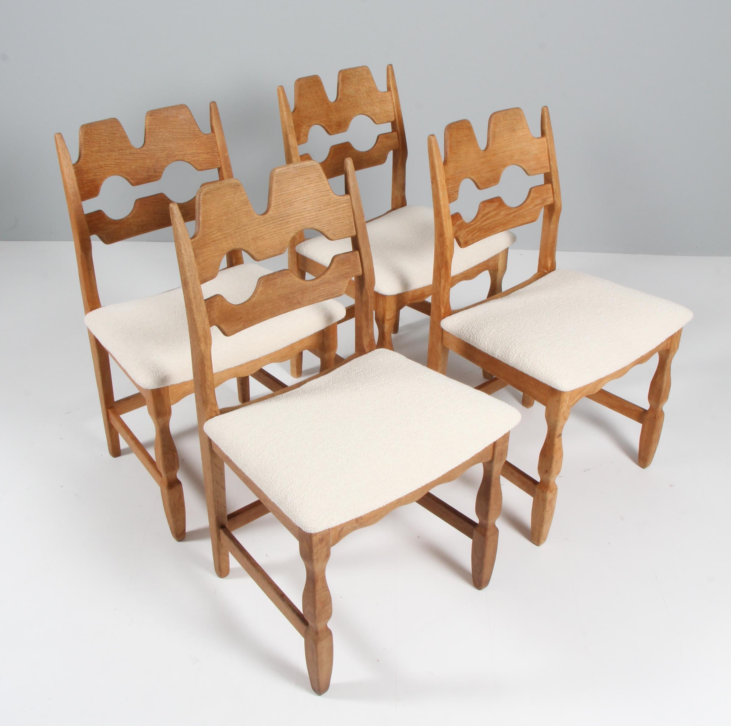 Set of striking dining chairs by Henning Kjærnulf, made of oak and new upholstered with boucle fabric.

Refreshing design with bold baroque coming together nicely with Mid-Century Modernism.

Model: Razorblade

Made by EG møbler in the