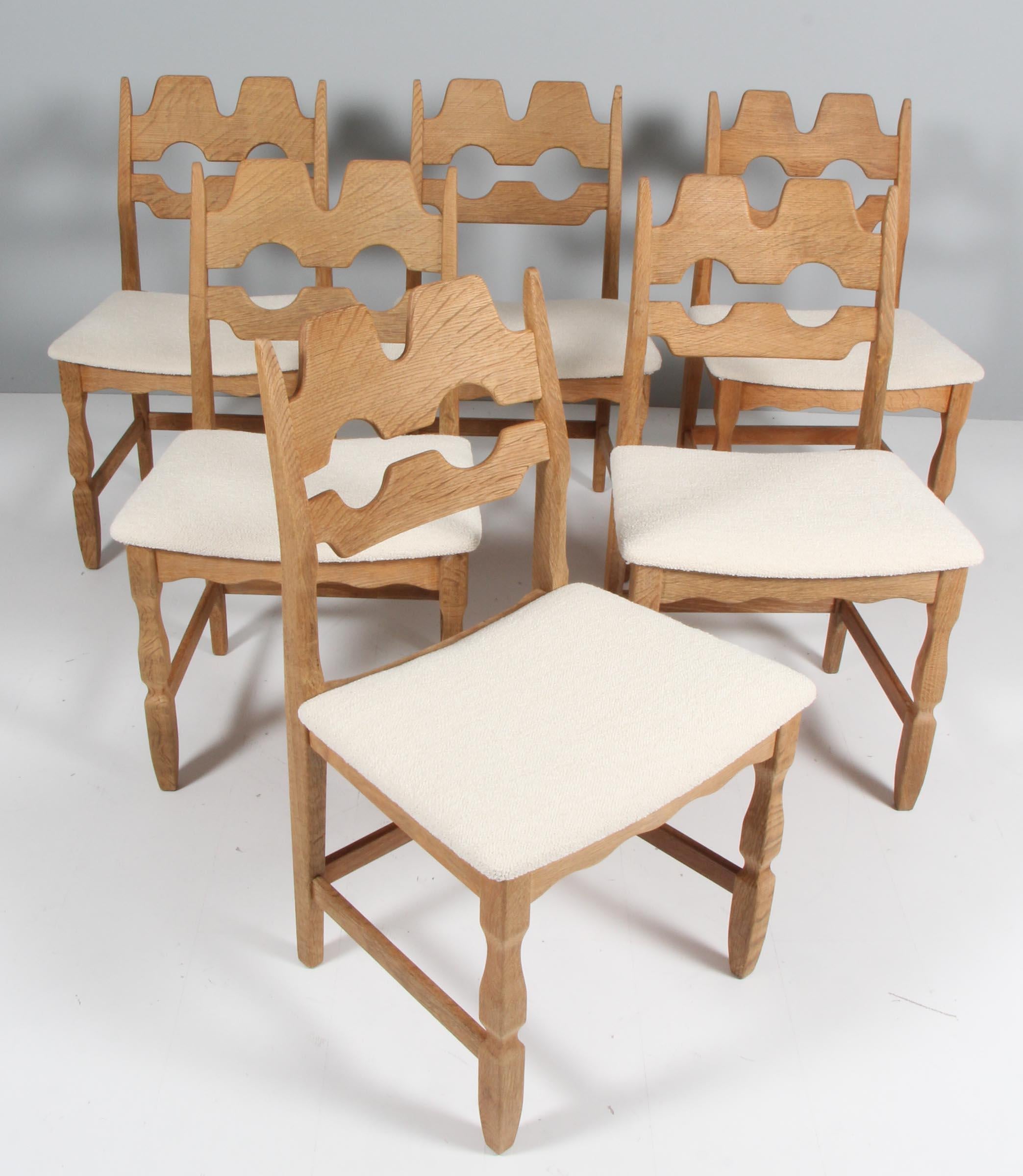 Set of striking dining chairs by Henning Kjærnulf, made of oak and new upholstered with boucle fabric.

Refreshing design with bold Baroque coming together nicely with Mid-Century Modernism.

Model: Razorblade

Made by EG møbler in the