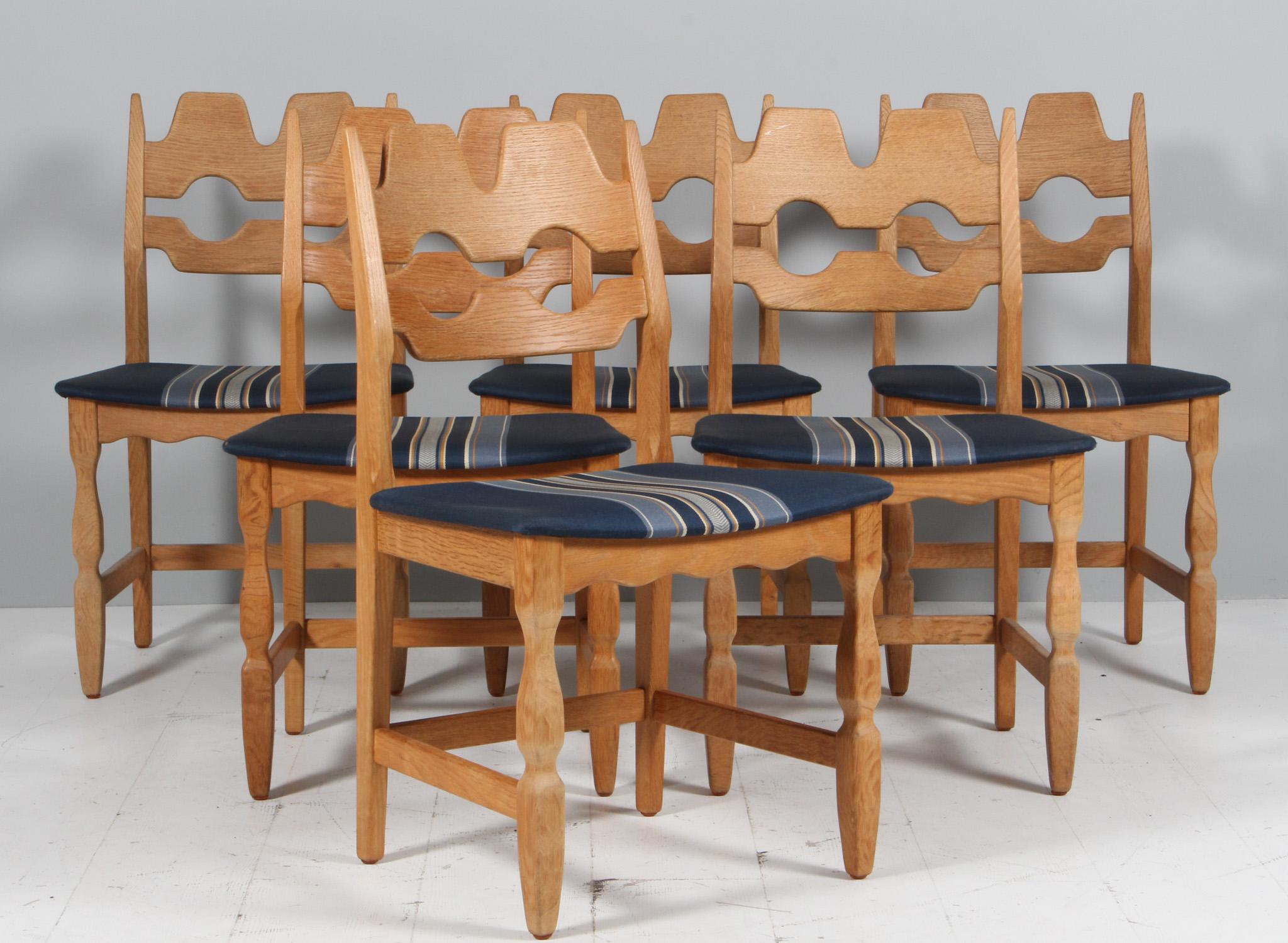 Straordinario set di sei sedie da pranzo di Henning Kjærnulf, realizzate in quercia e tessuto originale.

Un design rinfrescante con un barocco audace che si sposa bene con il modernismo del Mid-Century.

Model: Razorblade

Realizzato da EG møbler