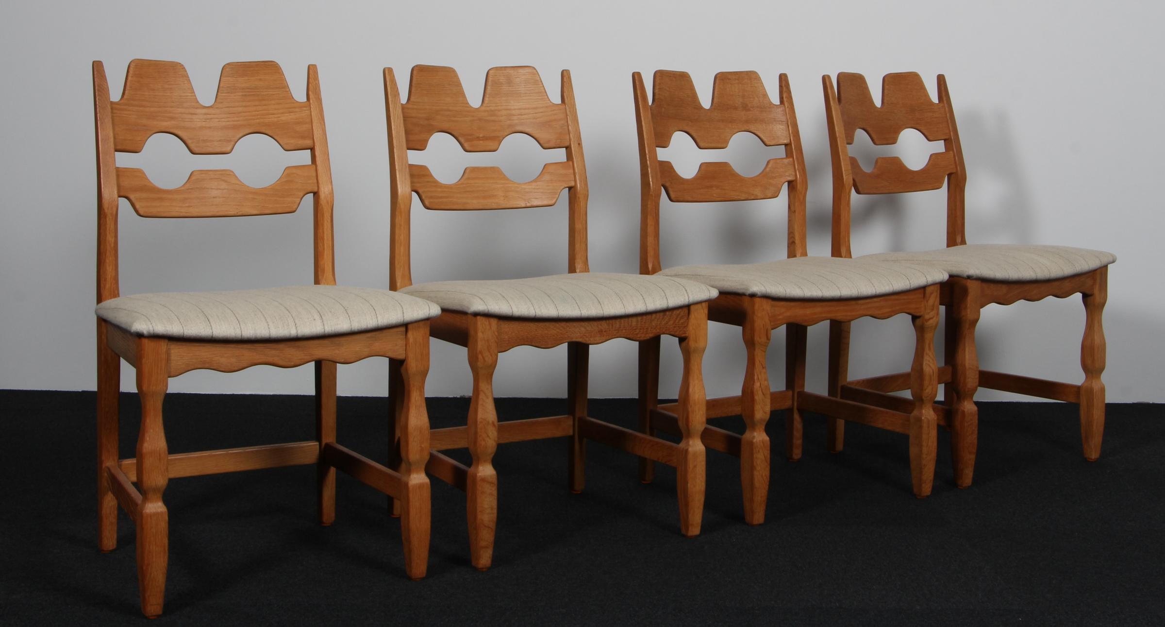 Llamativo juego de cuatro sillas de comedor de Henning Kjærnulf, de roble y lana original.

Un diseño refrescante con un atrevido barroco que combina a la perfección con el Modernismo de mediados de siglo.

Model No: Navaja

Fabricado por EG møbler