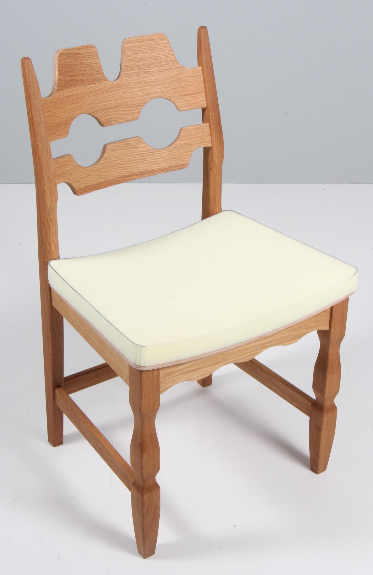 Ensemble de chaises de salle à manger de Henning Kjærnulf, en chêne, prêtes à être rembourrées.

Un design rafraîchissant où le baroque audacieux se marie bien avec le modernisme du milieu du siècle.

Modèle : Lame de rasoir

Réalisé par Another