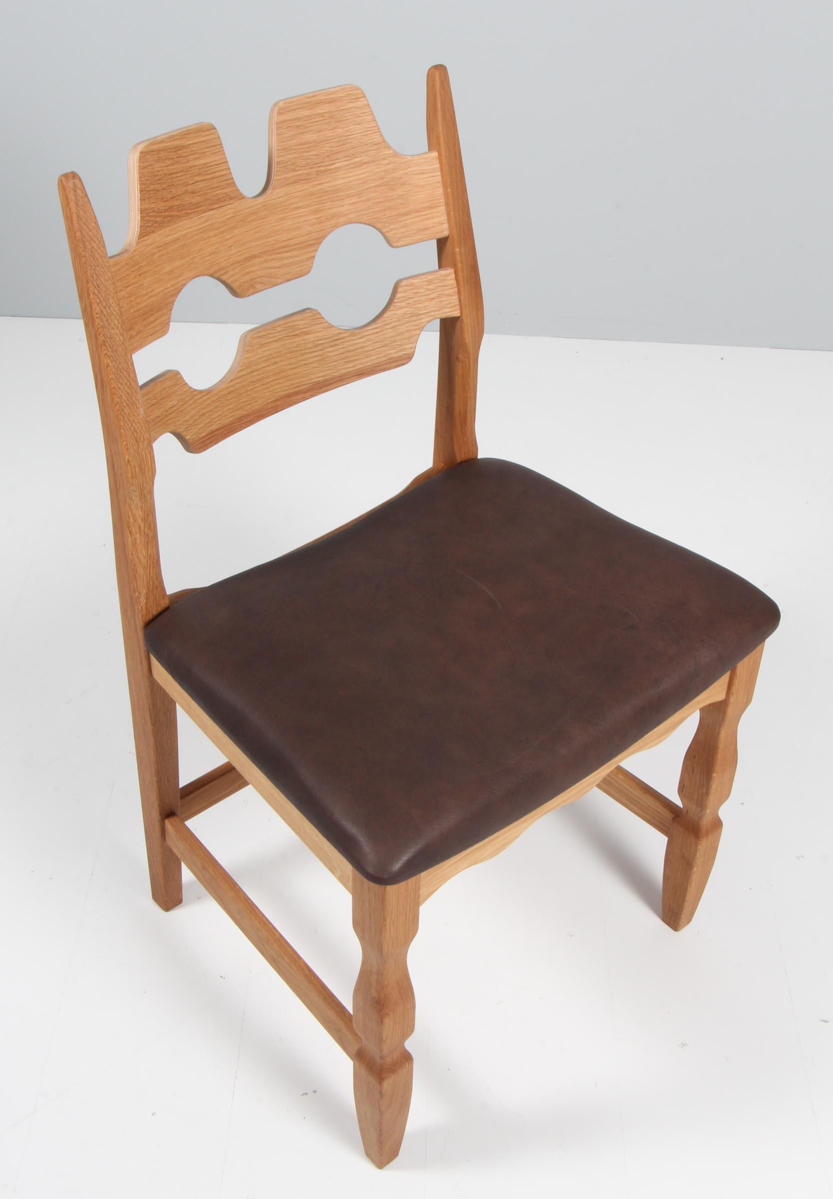Ensemble de chaises de salle à manger de Henning Kjærnulf, en chêne et cuir aniline mokka latina.

Un design rafraîchissant où le baroque audacieux se marie bien avec le modernisme du milieu du siècle.

Modèle : Lame de rasoir

Réalisé par Another