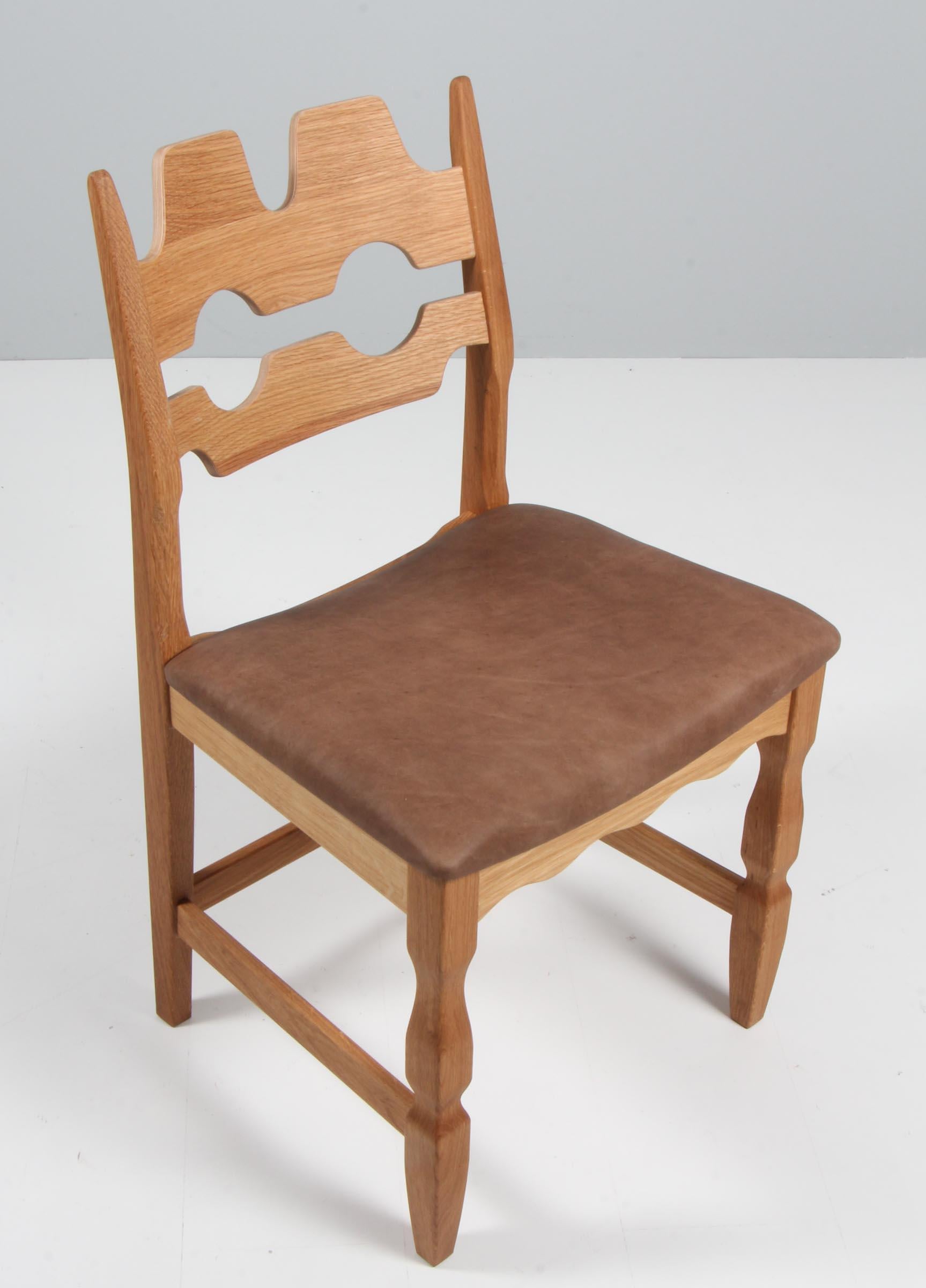 Ensemble de chaises de salle à manger de Henning Kjærnulf, en chêne et cuir aniline tabac vintage.

Un design rafraîchissant où le baroque audacieux se marie bien avec le modernisme du milieu du siècle.

Modèle : Lame de rasoir

Réalisé par Another