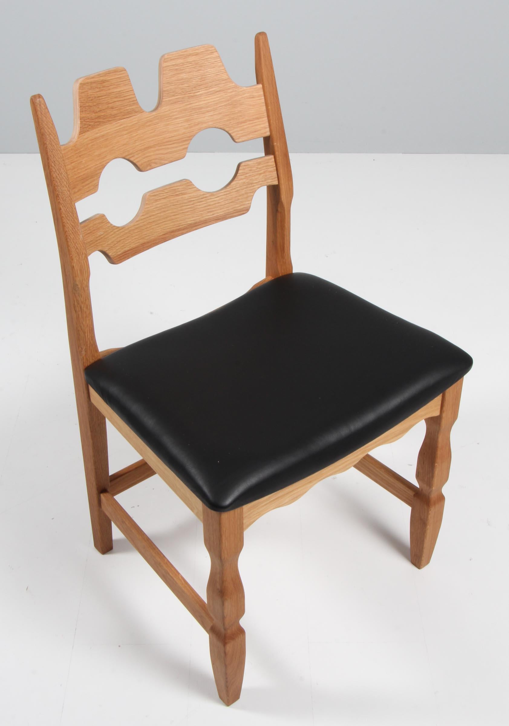 Ensemble de chaises de salle à manger de Henning Kjærnulf, en chêne et cuir pur aniline noir.

Un design rafraîchissant où le baroque audacieux se marie bien avec le modernisme du milieu du siècle.

Modèle : Lame de rasoir

Réalisé par Another
