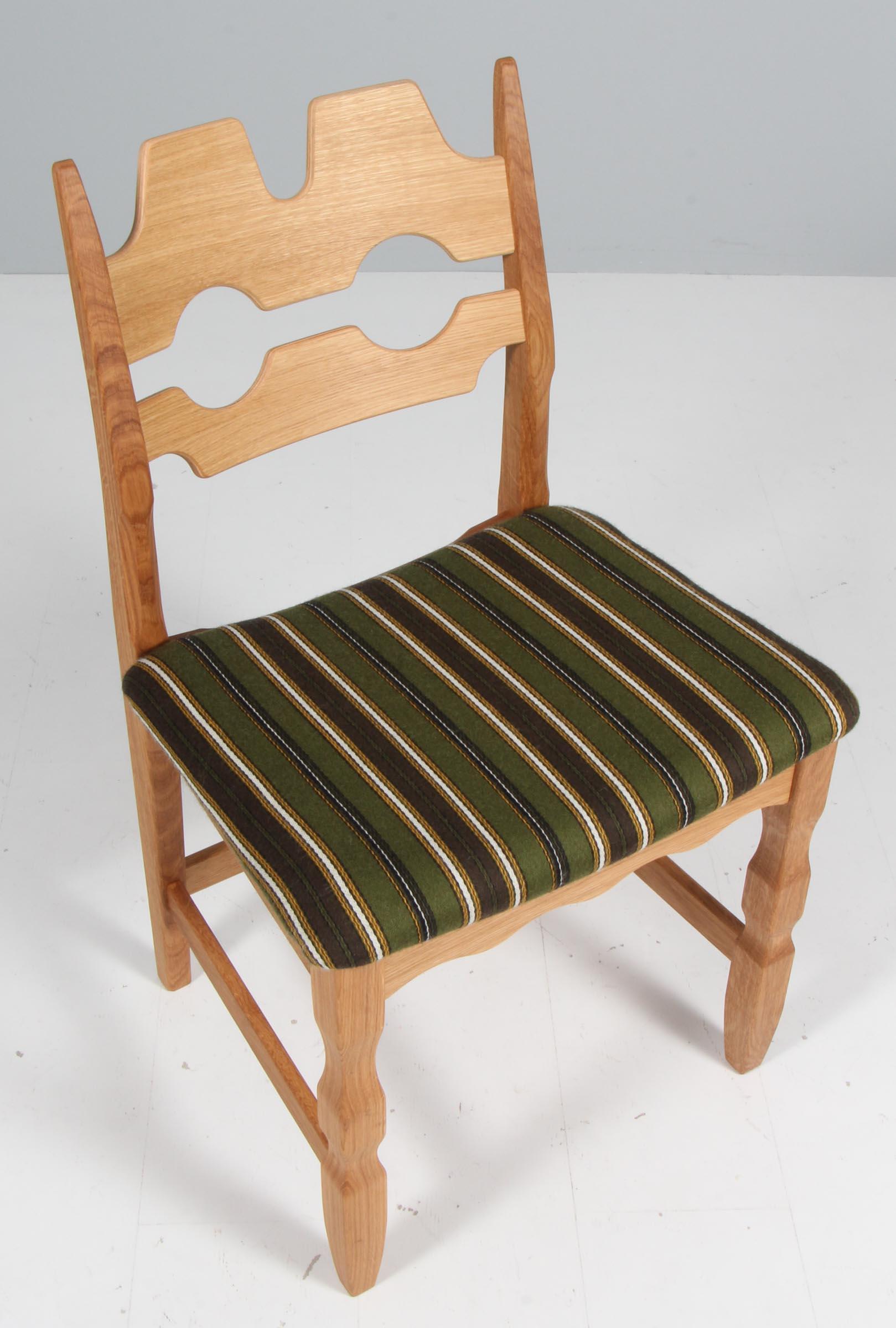 Ensemble de chaises de salle à manger remarquables de Henning Kjærnulf, en chêne et tissu Dragør original, comme elles ont été fabriquées à l'origine. Fourni par Danish Art Weavery.

Un design rafraîchissant où le baroque audacieux se marie bien