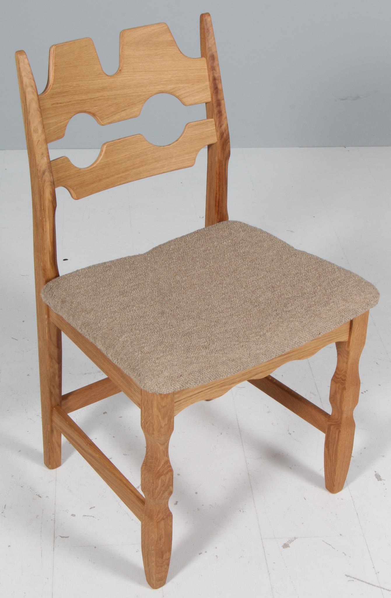 Set di sedie da pranzo di Henning Kjærnulf, in Oak e bouclé beige.

Un design rinfrescante con un barocco audace che si sposa bene con il modernismo di metà secolo.

Model: Razorblade

Realizzato da Another Classic su licenza del figlio di Henning