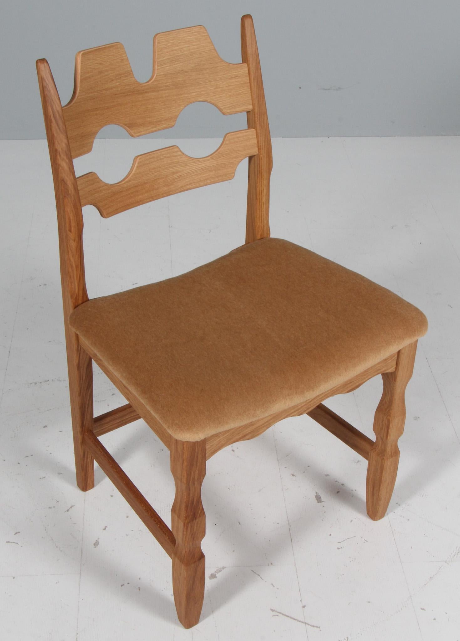 Set di sedie da pranzo di Henning Kjærnulf, realizzate in Oak e velluto di mohair giallo.

Un design rinfrescante con un barocco audace che si sposa bene con il modernismo di metà secolo.

Model: Razorblade

Realizzato da Another Classic su licenza