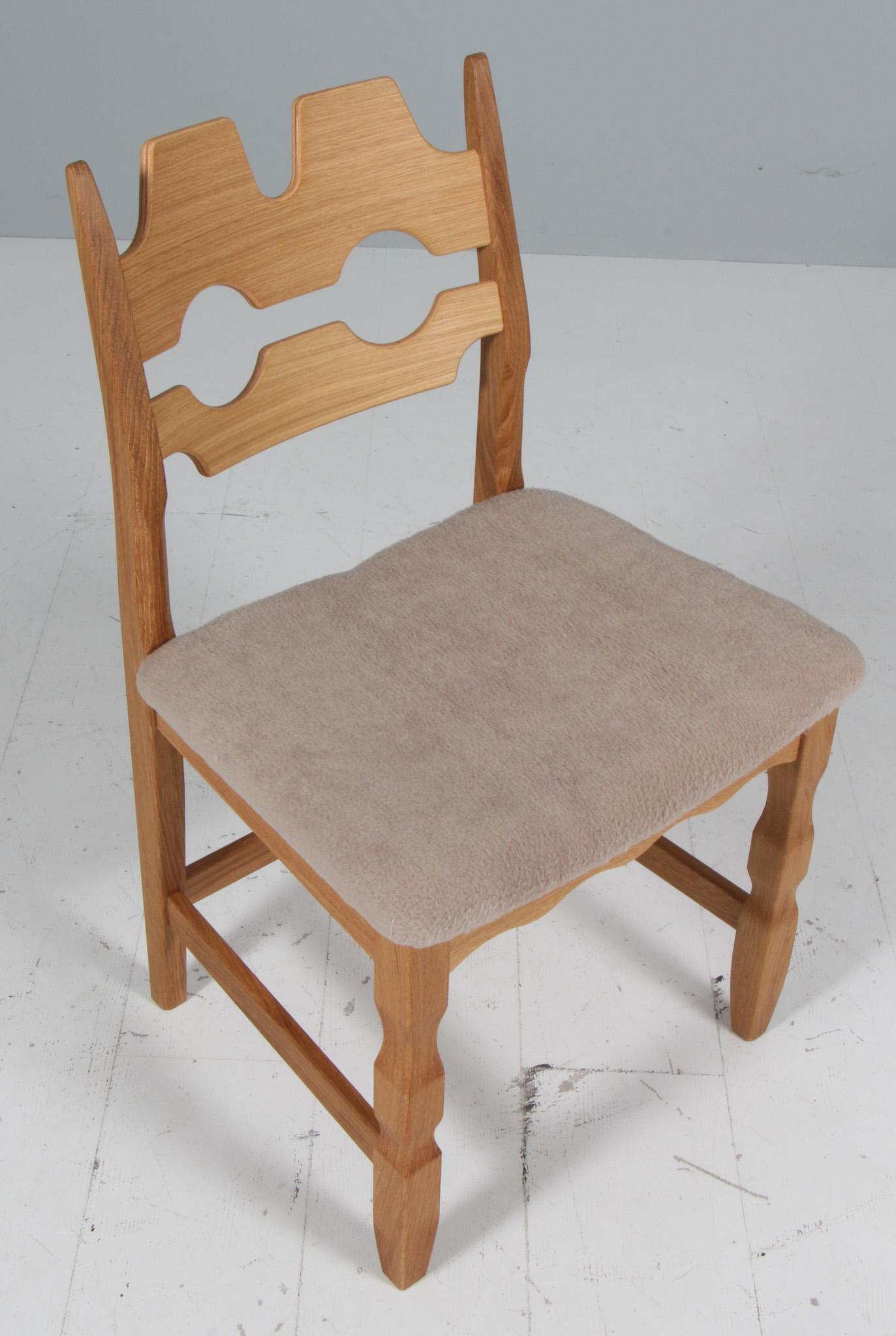 Set di sedie da pranzo di grande effetto di Henning Kjærnulf, realizzate in quercia e lana marrone chiaro.

Un design rinfrescante con un barocco audace che si sposa bene con il modernismo di metà secolo.

Model: Razorblade

Realizzato da Another