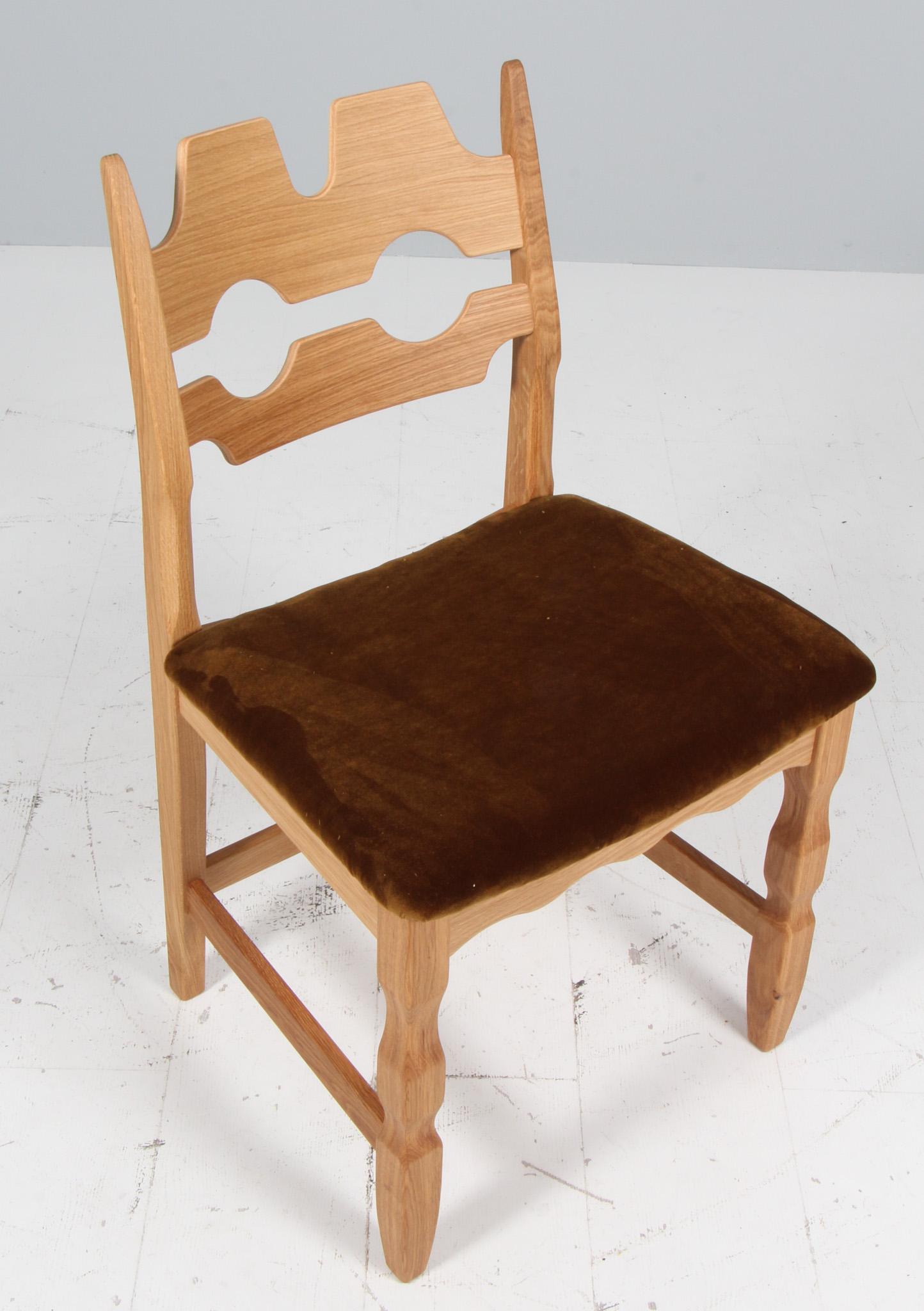 Ensemble de chaises de salle à manger de Henning Kjærnulf, en chêne et City Velvet rechargé de Chivasso.

Un design rafraîchissant où le baroque audacieux se marie bien avec le modernisme du milieu du siècle.

Modèle : Razorblade

Réalisé par