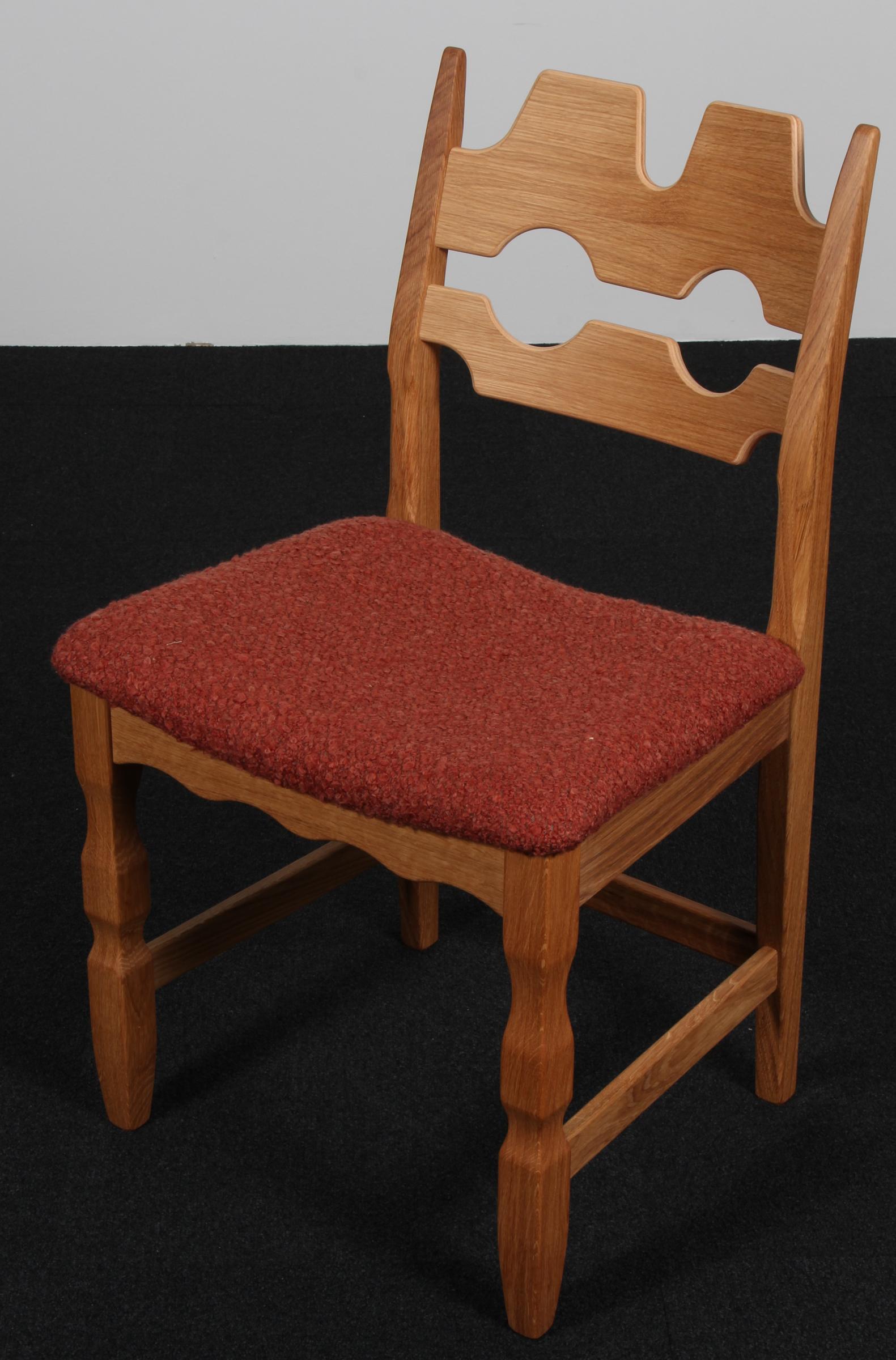 Auffälliger Satz Esszimmerstühle von Henning Kjærnulf aus Eiche und rotem Boucle.

Erfrischendes Design mit kühnem Barock, das sich gut mit dem Mid-Century Modernism verbindet.

Modell: Razorblade

Hergestellt von Another Classic unter Lizenz von