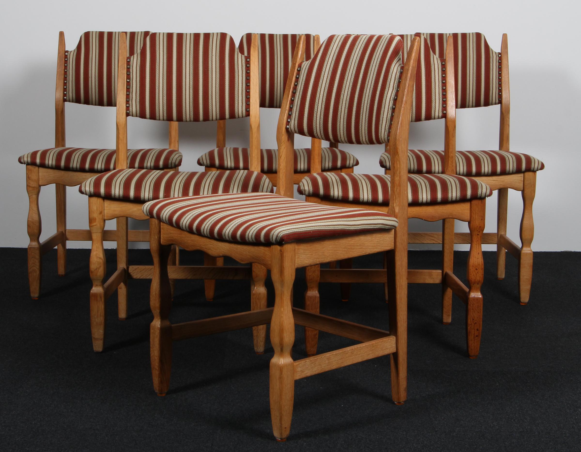 Conjunto de llamativas sillas de comedor de Henning Kjærnulf, de roble y lana a rayas.

Un diseño refrescante, con un atrevido barroco que combina a la perfección con el modernismo de mediados de siglo.

Model No: Navaja

Fabricado por EG møbler en