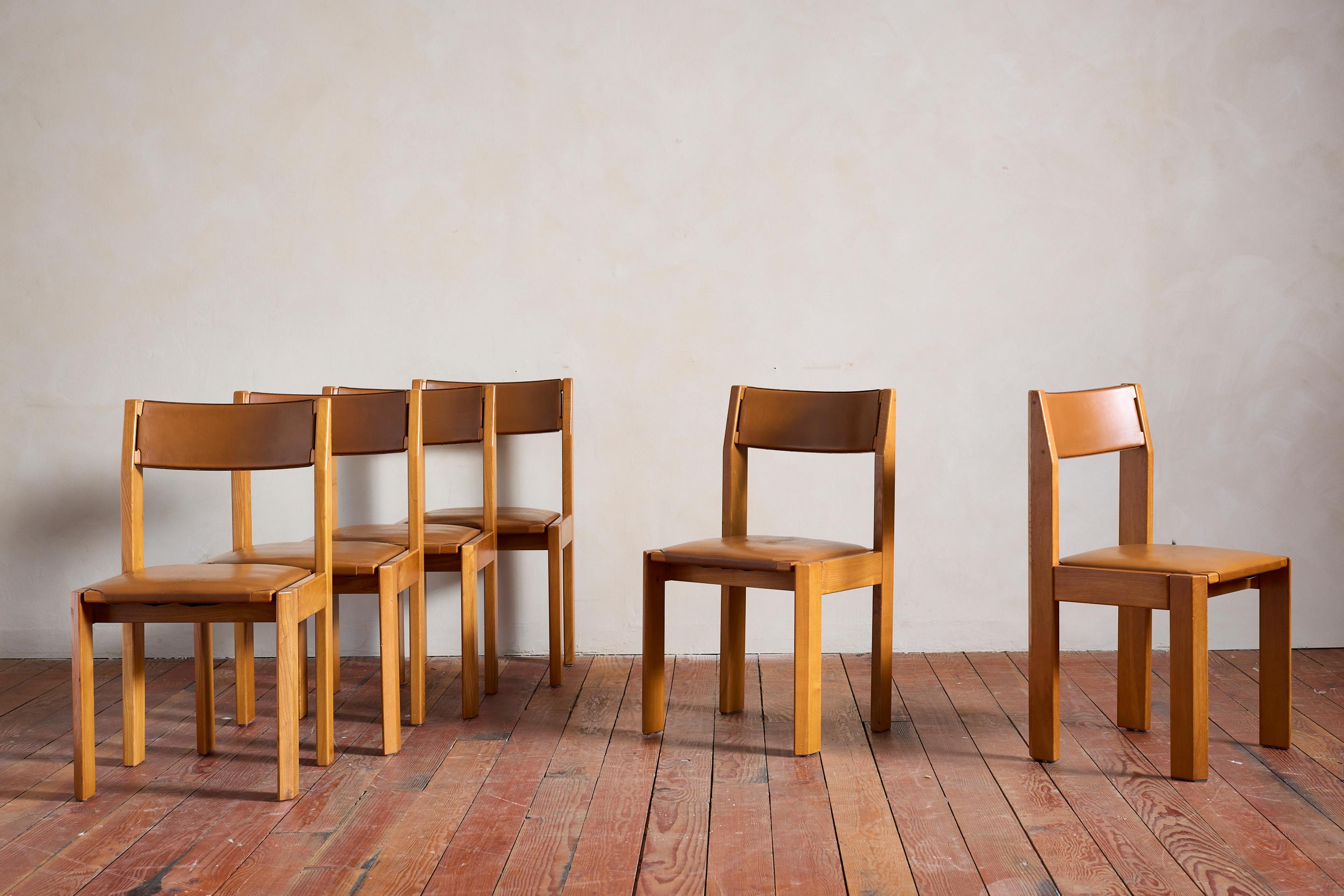 Ensemble de six chaises de salle à manger par Luigi Gorgoni pour Roche Bobois, France 1970's

Merveilleuse patine du cuir marron avec des coutures contrastées le long du dossier.

Cadre angulaire en orme massif
 