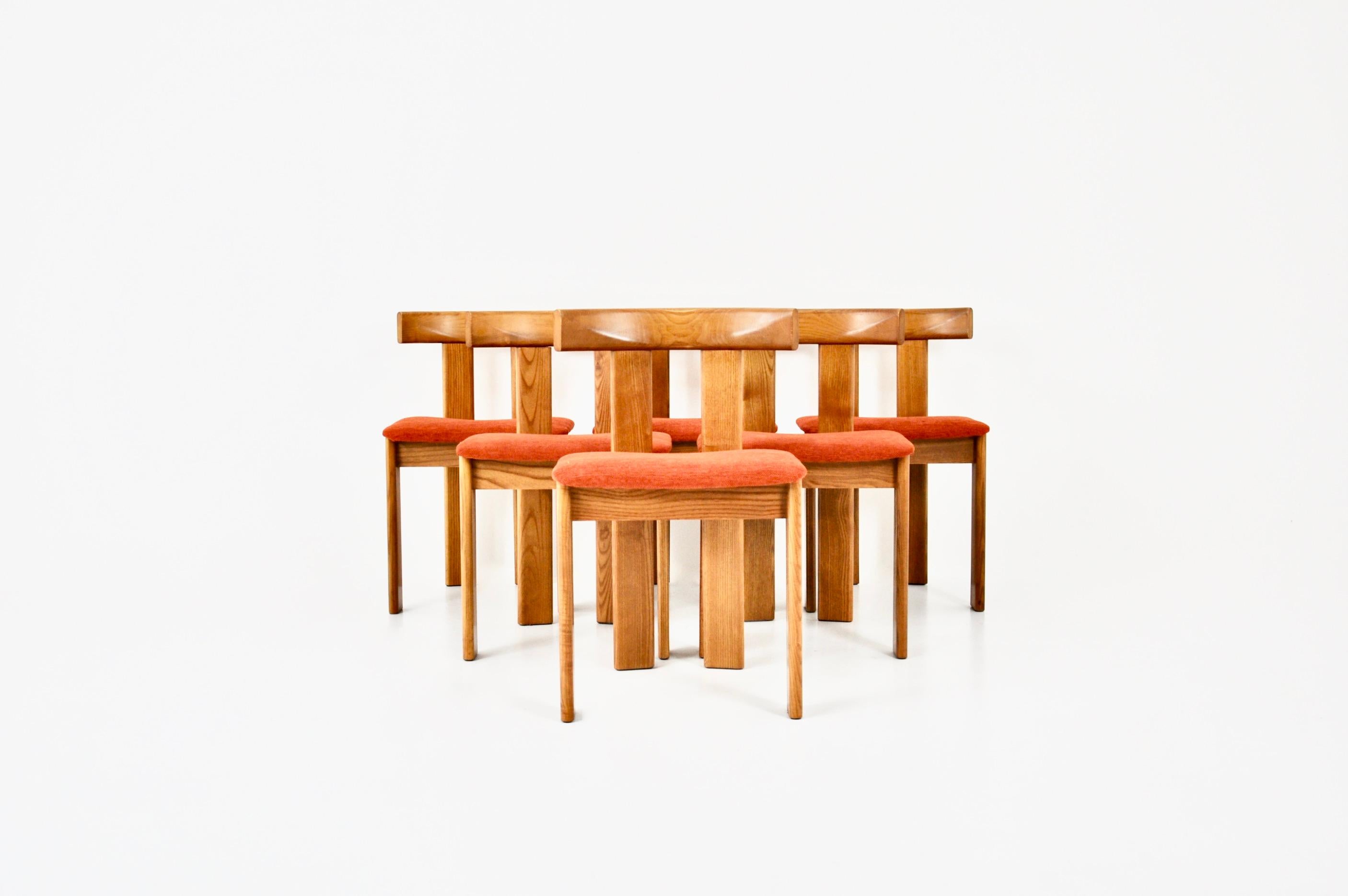 Set aus 6 Holzstühlen mit rot-orangen Stoffsitzen von Luigi Vaghi. Sitzhöhe: 45 cm. Altersbedingte Abnutzung und Alter der Stühle.
FÜR DEN VERSAND, FRAGEN SIE UNS, UM DEN BESTEN PREIS ZU ERHALTEN
