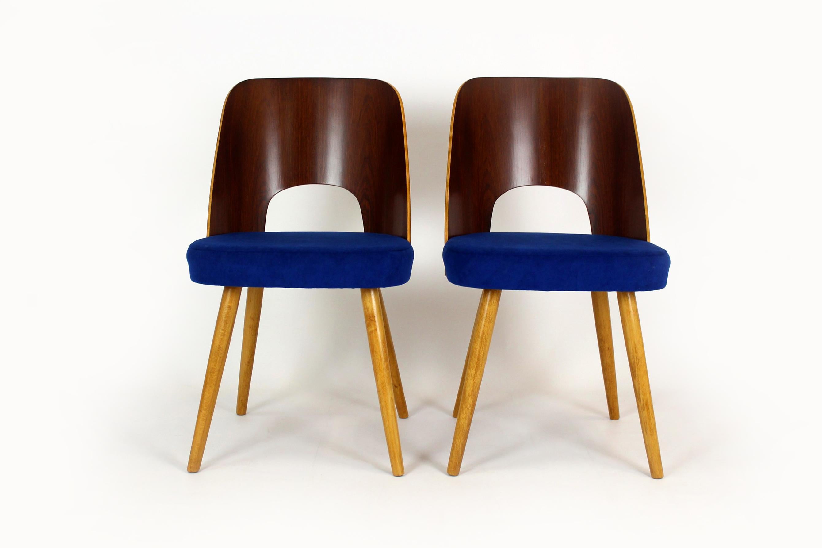 
Set of two chairs from Tatra designed by Oswald Haerdtl and produced in the 1960s in former Czechoslovakia. Chairs have been restored, new seat foams, upholstered in new fabric.
