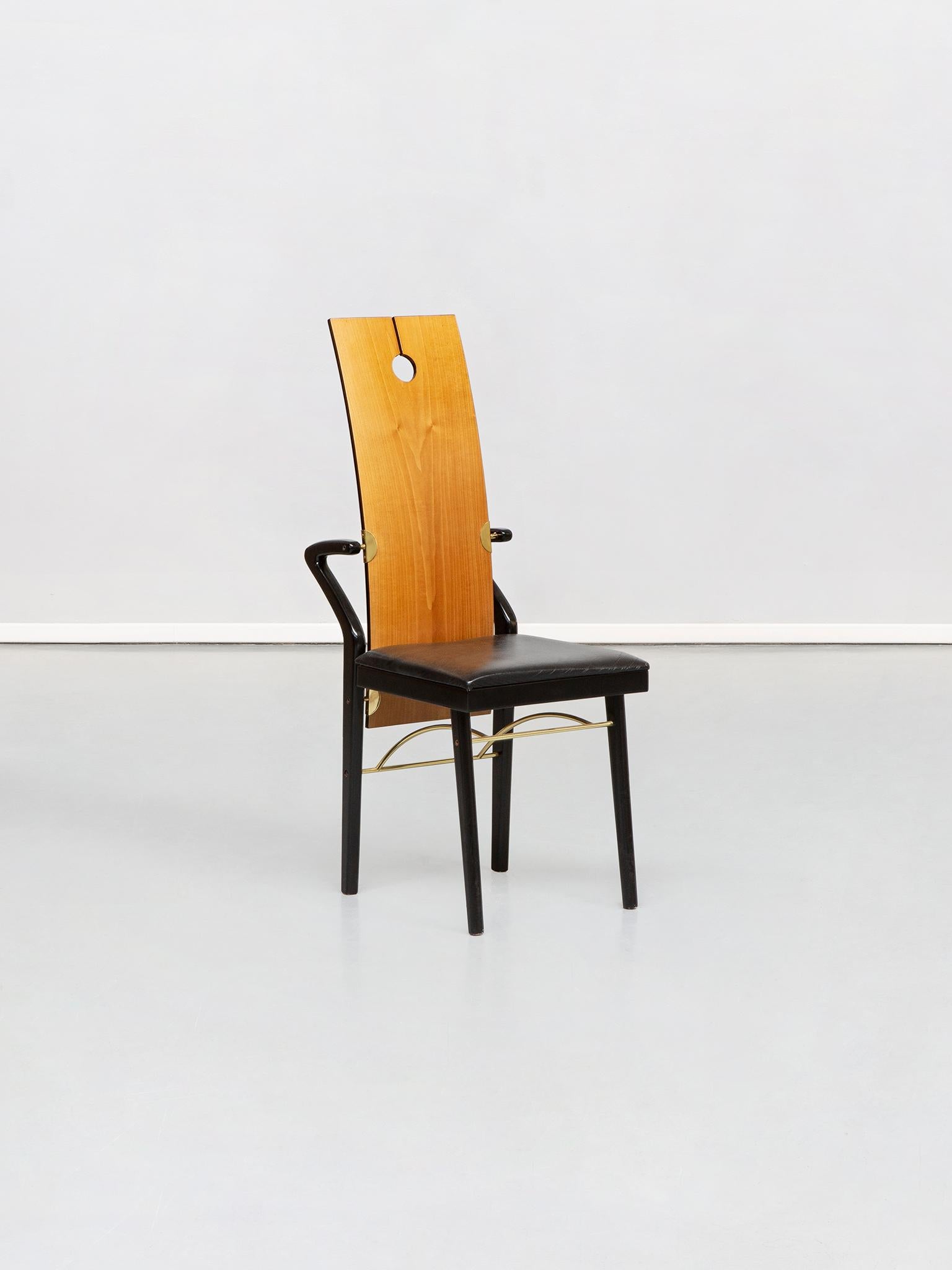 Esstischstühle von Pierre Cardin, 1980er Jahre
Einzigartiger und prächtiger Pierre Cardin Tisch aus den achtziger Jahren. Absolut seltene Produktion, entworfen von Pierre Cardin in Italien.
Rückenlehne aus gebogener Kirsche mit einem Schnitt und