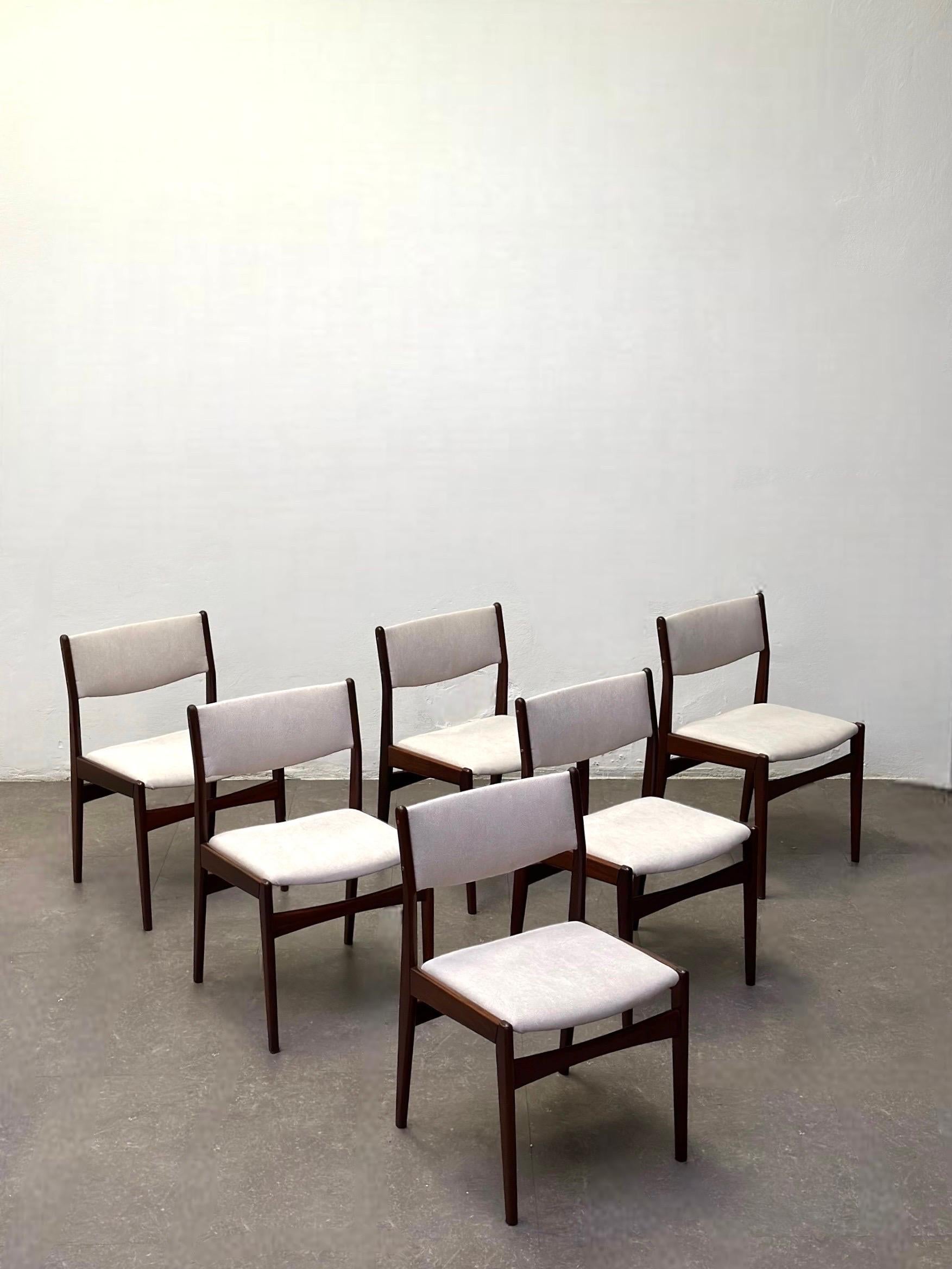 Vintage Poul Volther Dining Chairs - Danish Mid-Century Elegance

Immerse yourself in the timeless allure of mid-century Danish design with this stunning set of 6 dining chairs by the legendary Poul Volther, crafted for Frem Røjle in the 1960s.